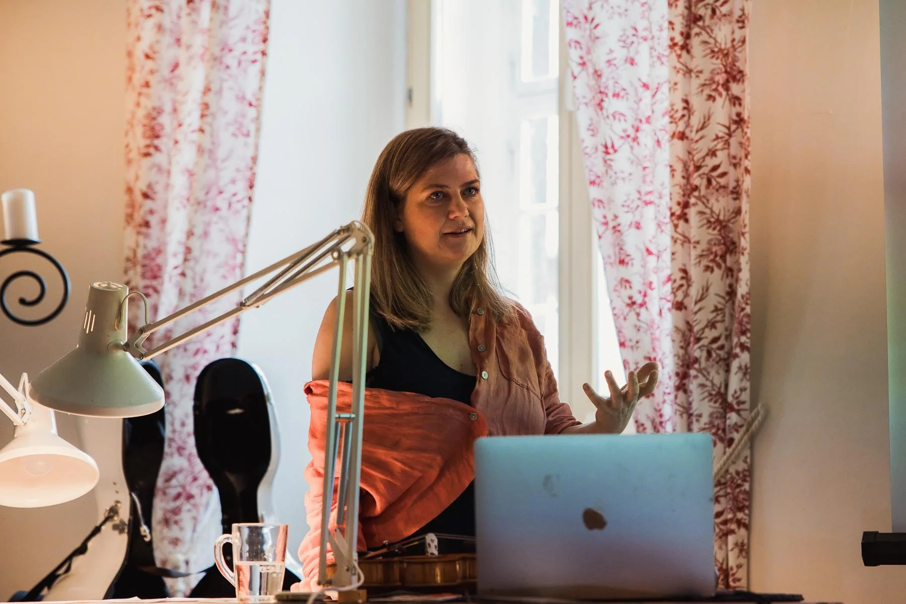 Geigenbauerin Meike Finckh bei ihrem Vortrag "Von Stradivari bis zu den Meistern der Neuzeit"
