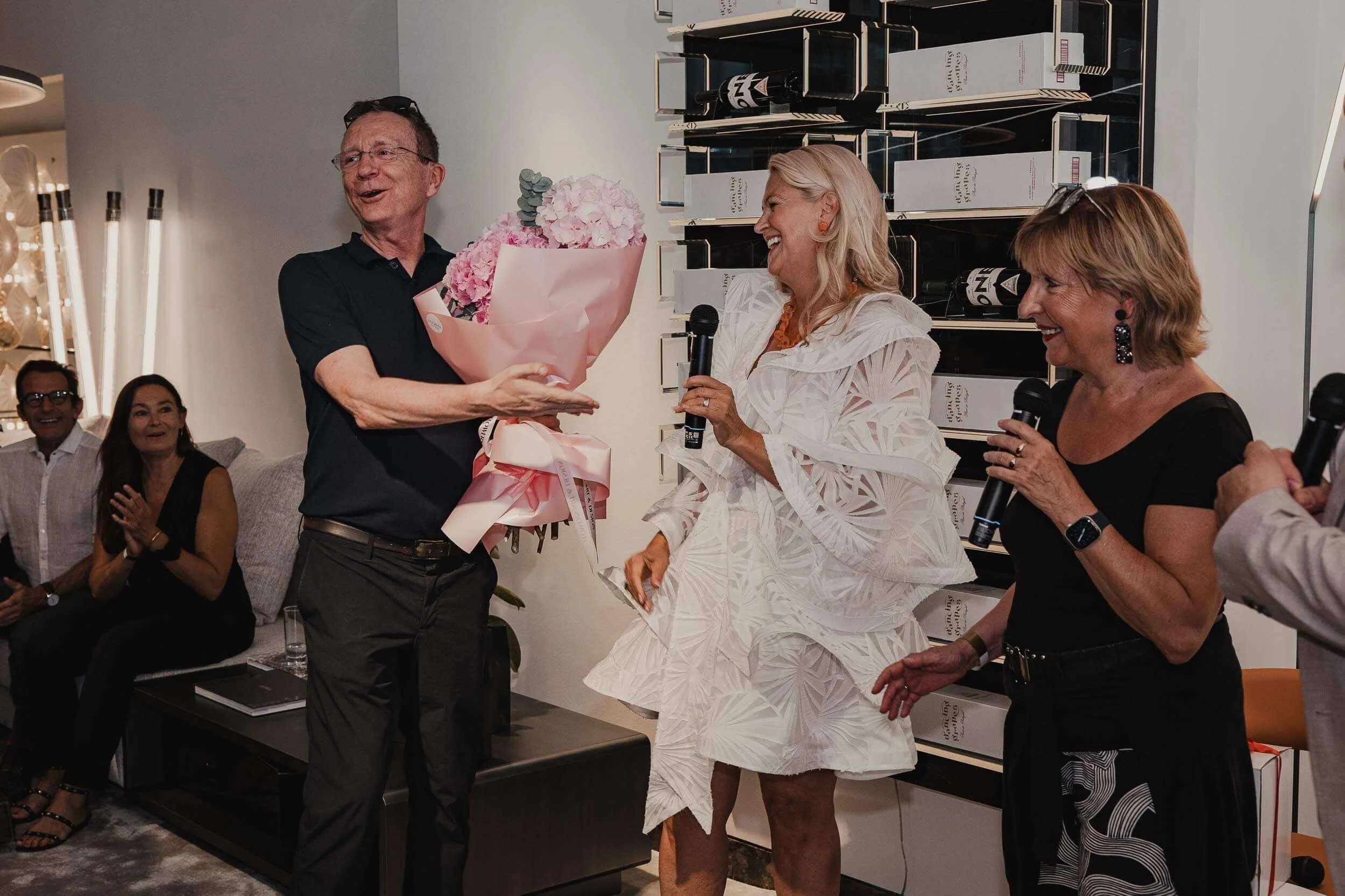 Eventfotograf-Berlin-Vernissage-Blumenstrauss-Uebergabe.jpg