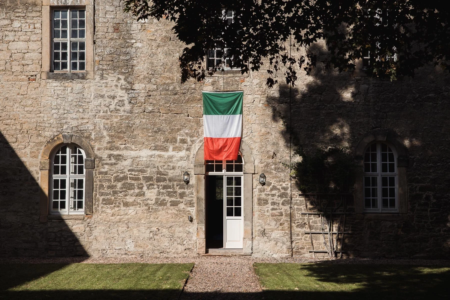 Eventfotografie Berlin: italienische Flagge an der Bruchsteinfassade von Kloster Hedersleben zu den Kulturtagen 2026