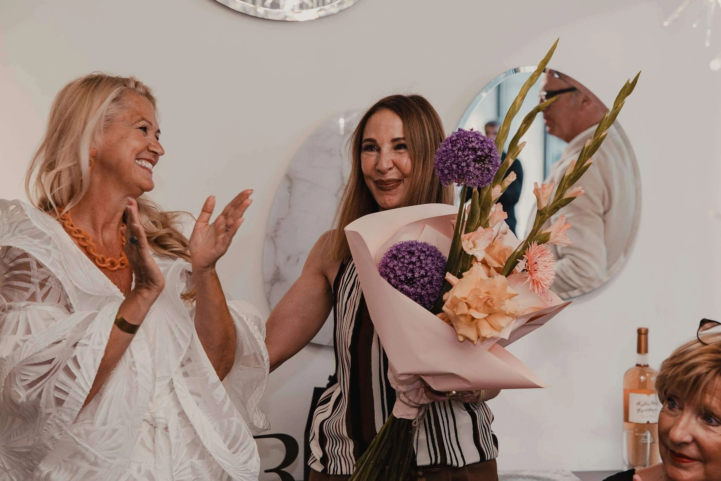 Eventfotograf-Berlin-Vernissage-Blumenstrauss-Applaus.jpg