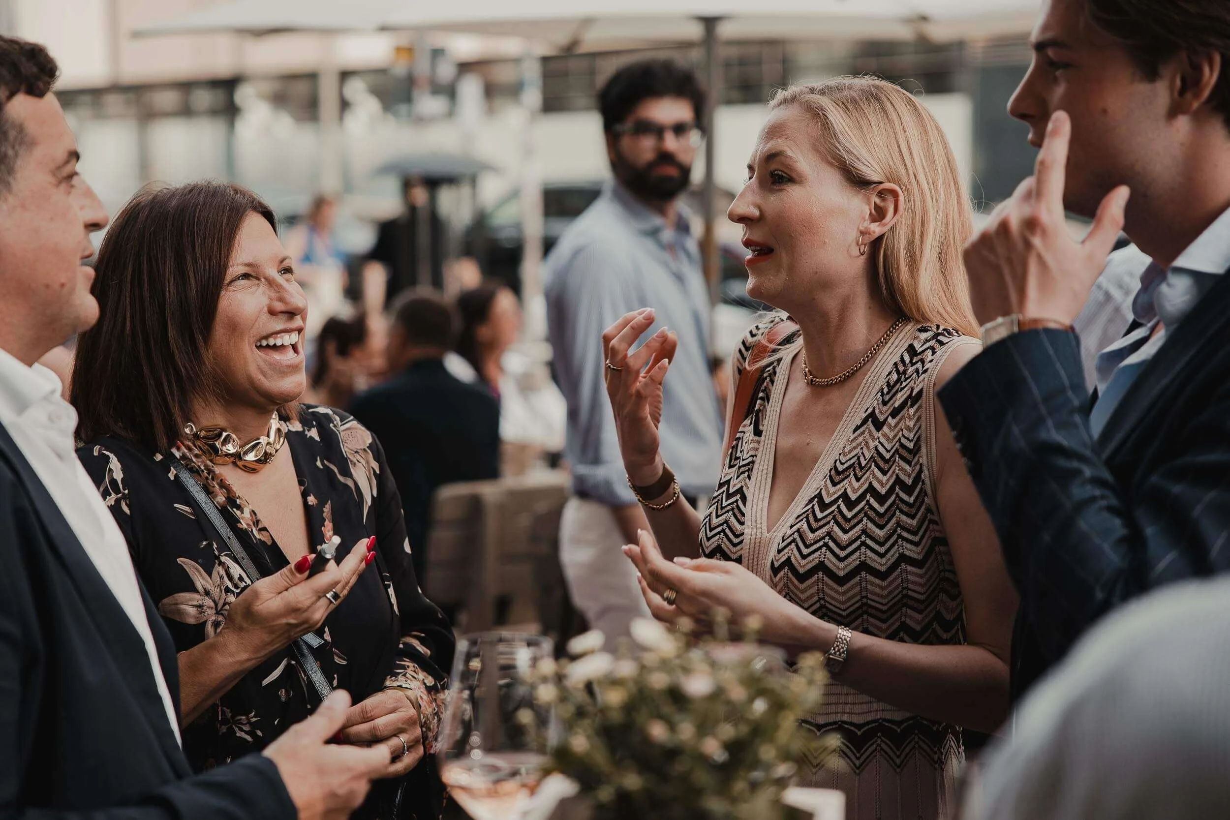 Eventfotograf-Berlin-Vernissage-Gruppe-Gespraech-Terrasse.jpg