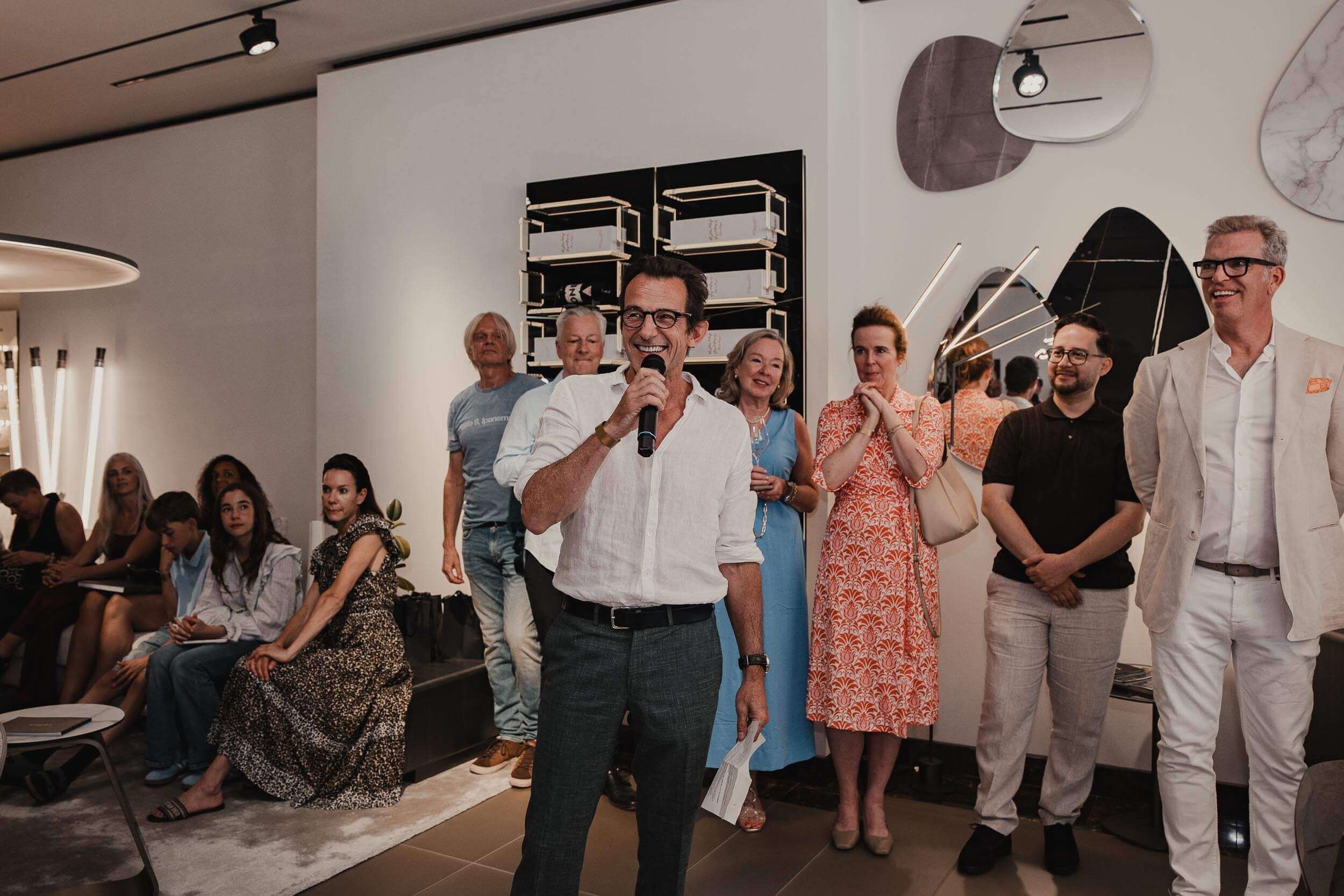 Eventfotograf-Berlin-Vernissage-Rede-Mikrofon-Publikum.jpg