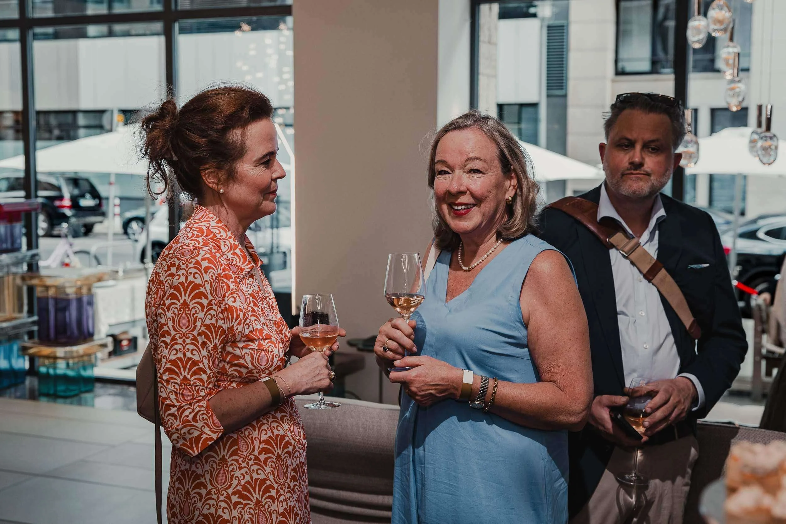 Eventfotograf-Berlin-Vernissage-Fenster-Gespraech.jpg