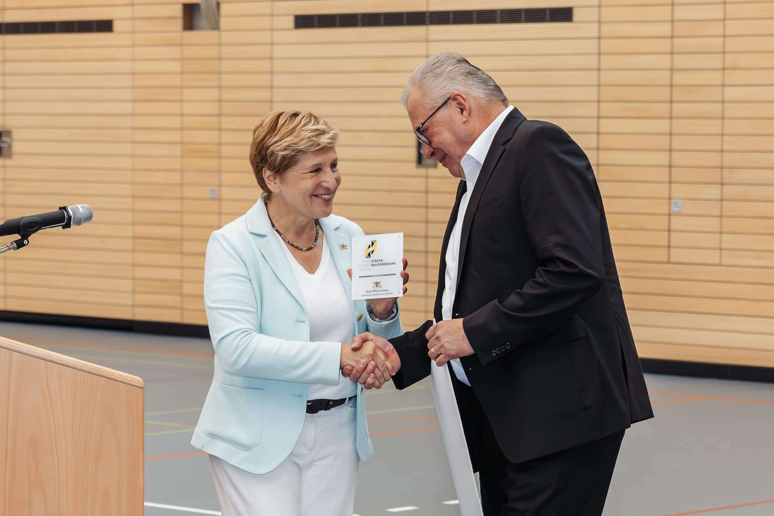 Eventfotograf-Berlin-Eroeffnung-Sporthalle-Luetzelbach-Reichenbach-Uebergabe-Plakette-Handschlag.jpg