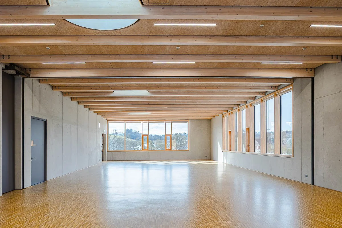 Architekturfotograf-Berlin-Sporthalle-am-Luetzelbach-Mehrzweckraum-Obergeschoss-Panoramafenster.jpg