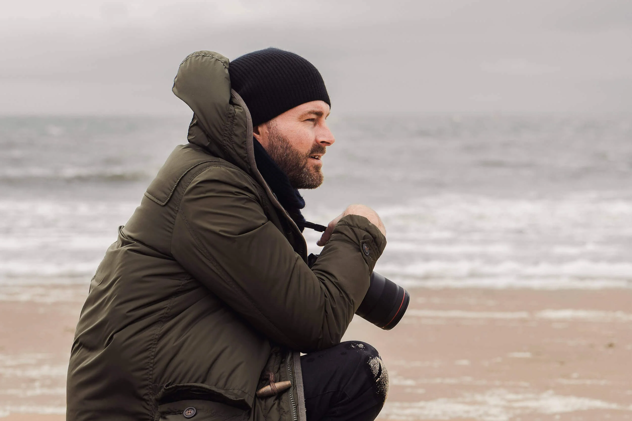 Eventfotograf Berlin: Maximilian von Alvensleben mit Kamera am Strand von Norderney vor stürmischer Nordsee
