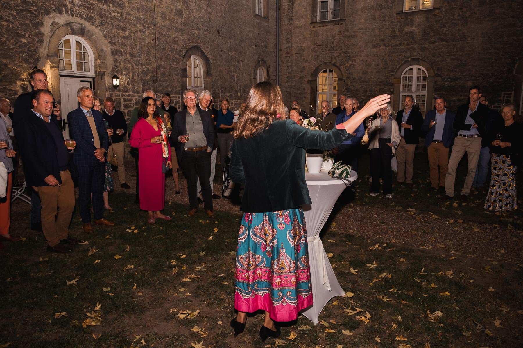 Begrüßung der Gäste zur Italienischen Küchenparty im abendlichen Innenhof