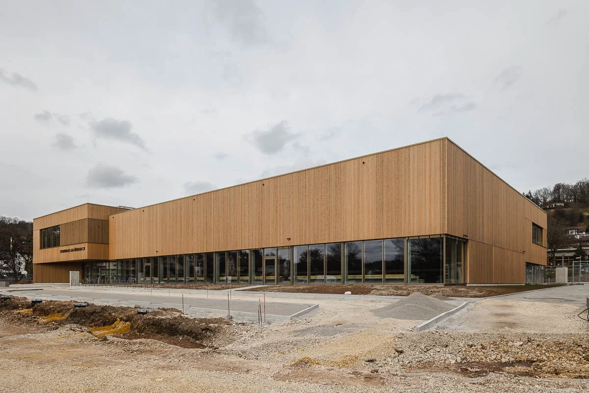 Architekturfotograf-Berlin-Sporthalle-am-Luetzelbach-Aussenansicht-Langseite-Holzfassade.jpg