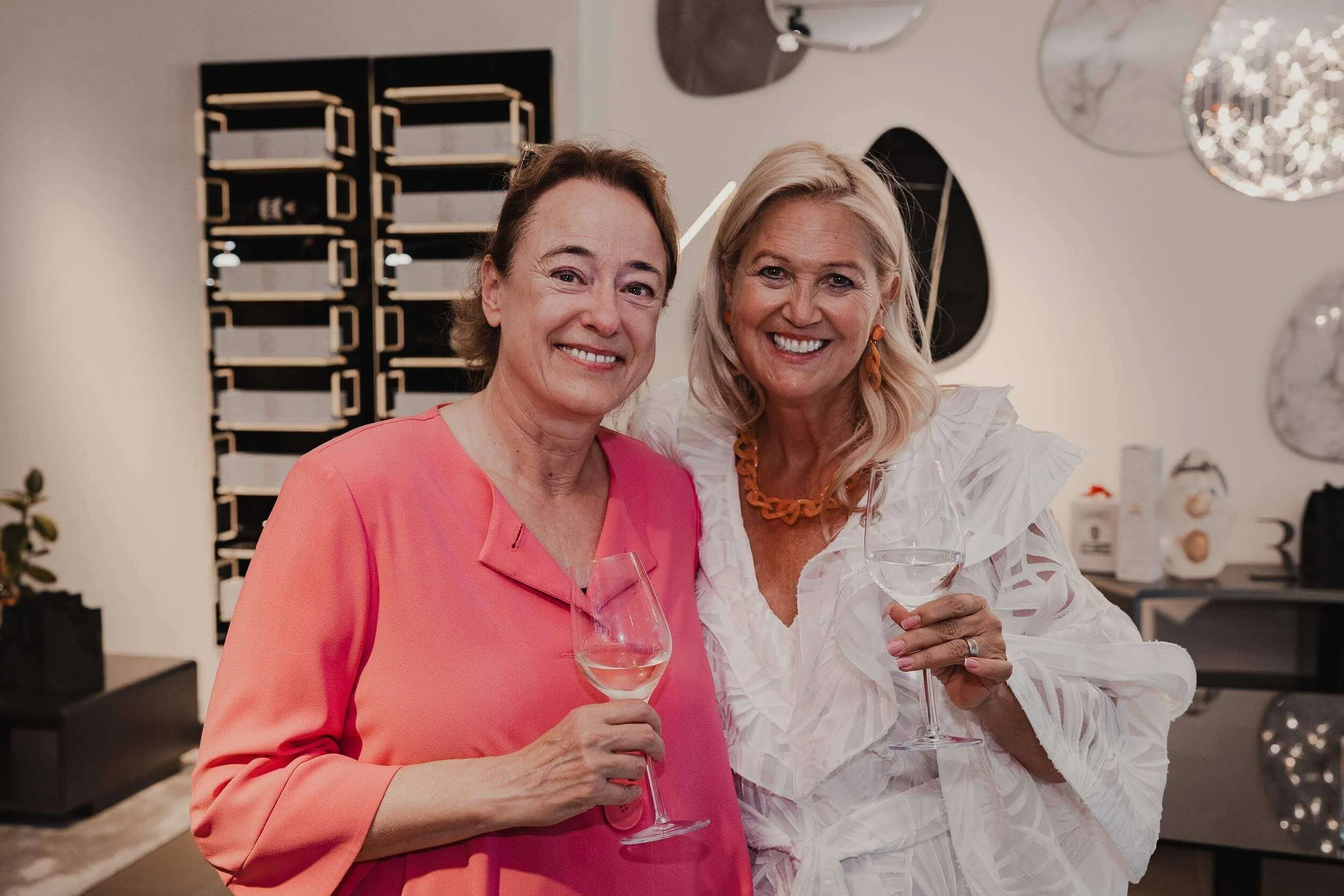 Eventfotograf-Berlin-Vernissage-Zwei-Frauen-Anstossen.jpg