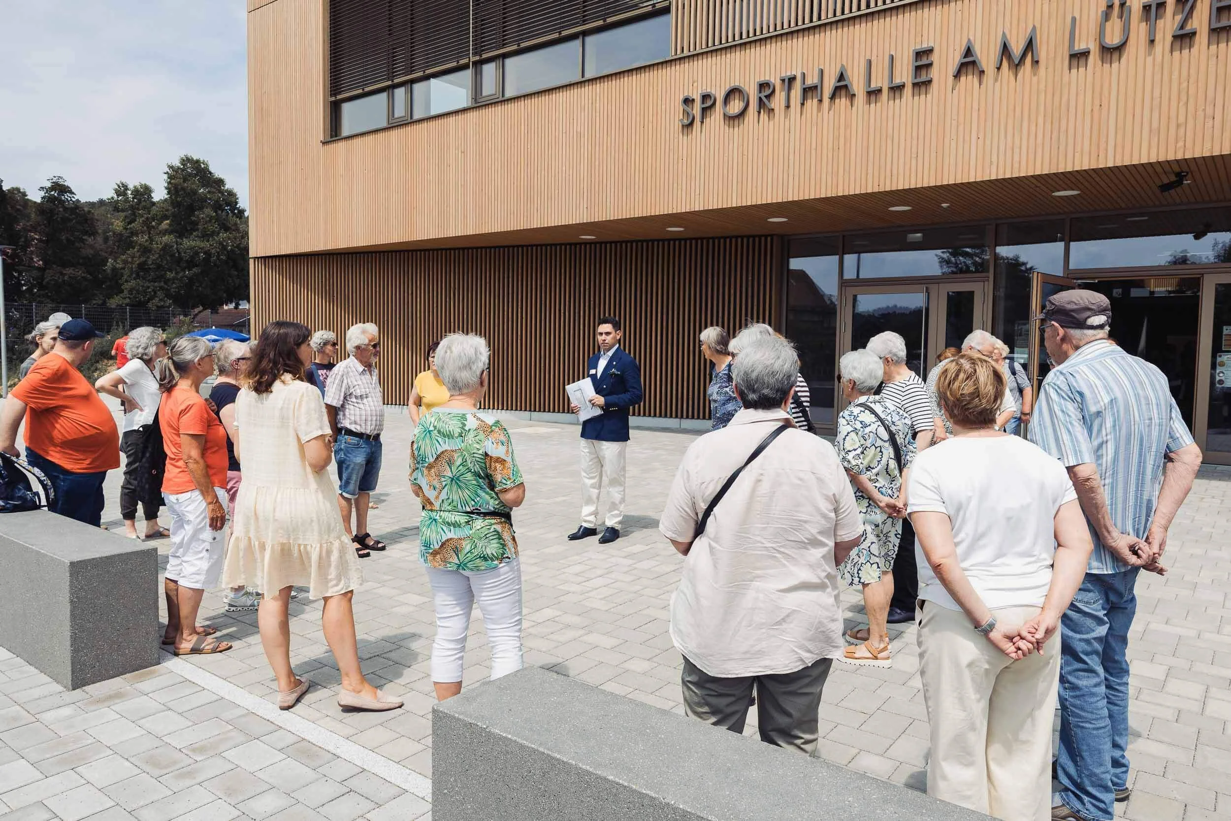Eventfotograf-Berlin-Eroeffnung-Sporthalle-Luetzelbach-Reichenbach-Fuehrung-Eingang-Schriftzug.jpg