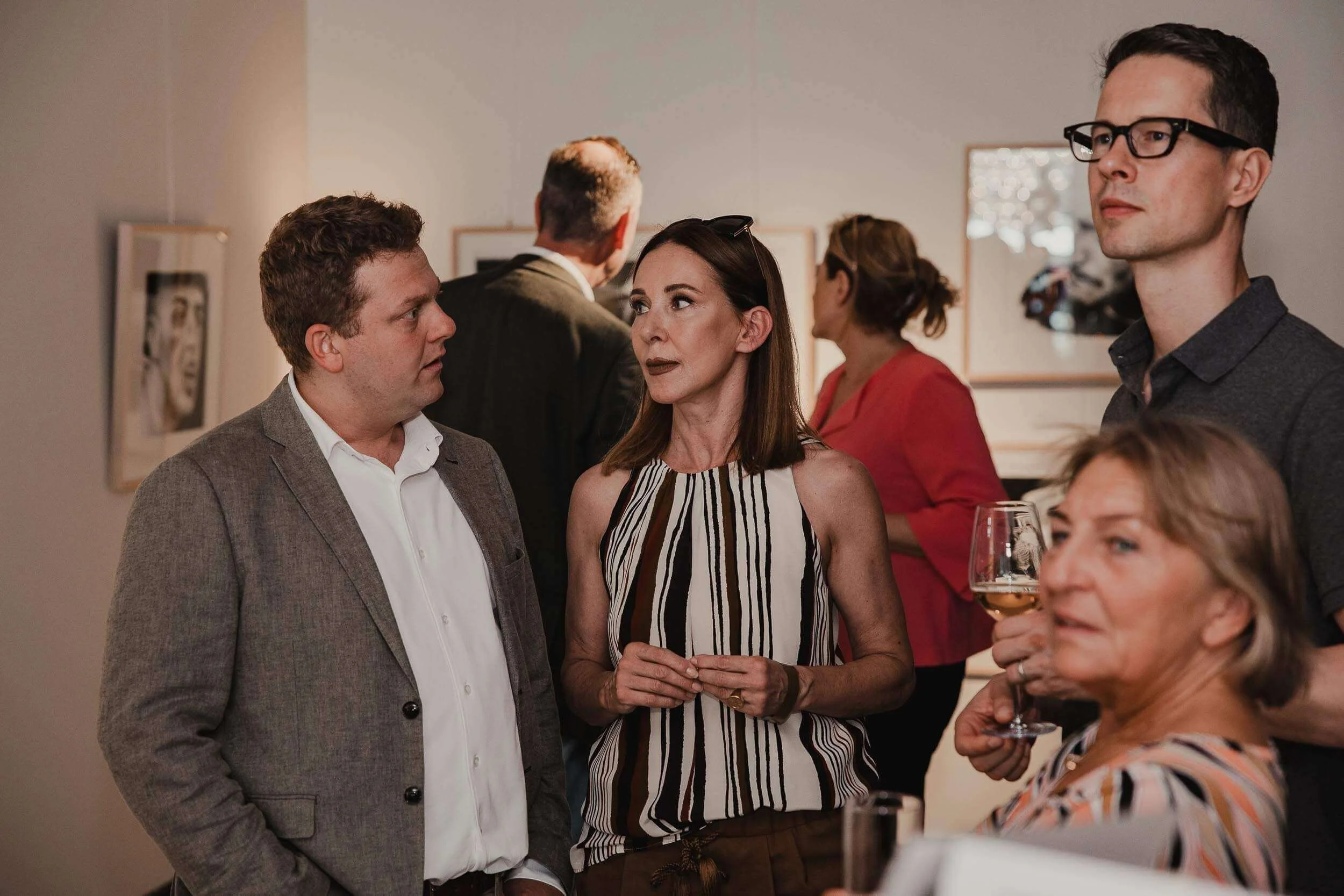 Eventfotograf-Berlin-Vernissage-Galeriewand-Gespraech.jpg