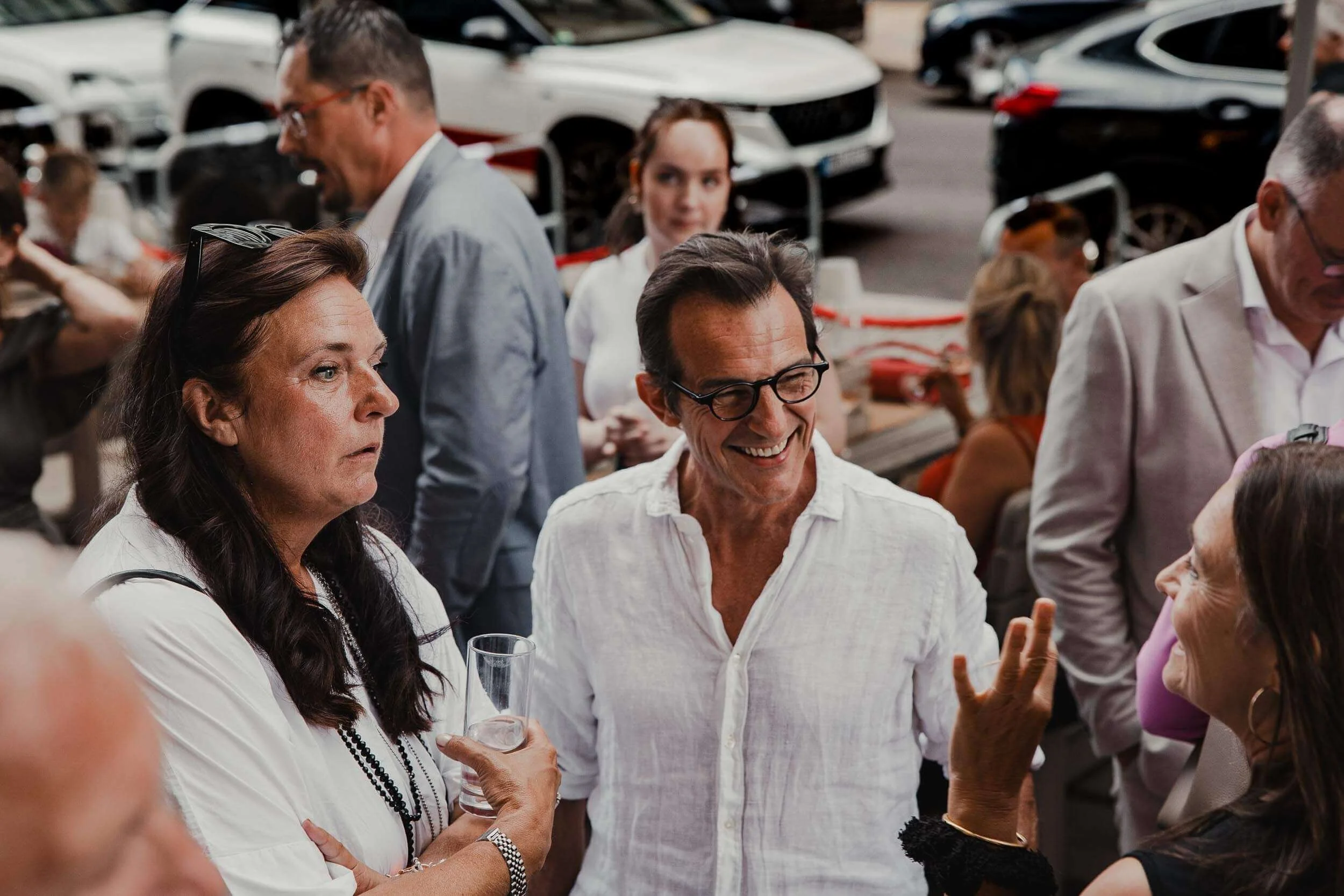 Eventfotograf-Berlin-Vernissage-Strasse-Gespraech.jpg