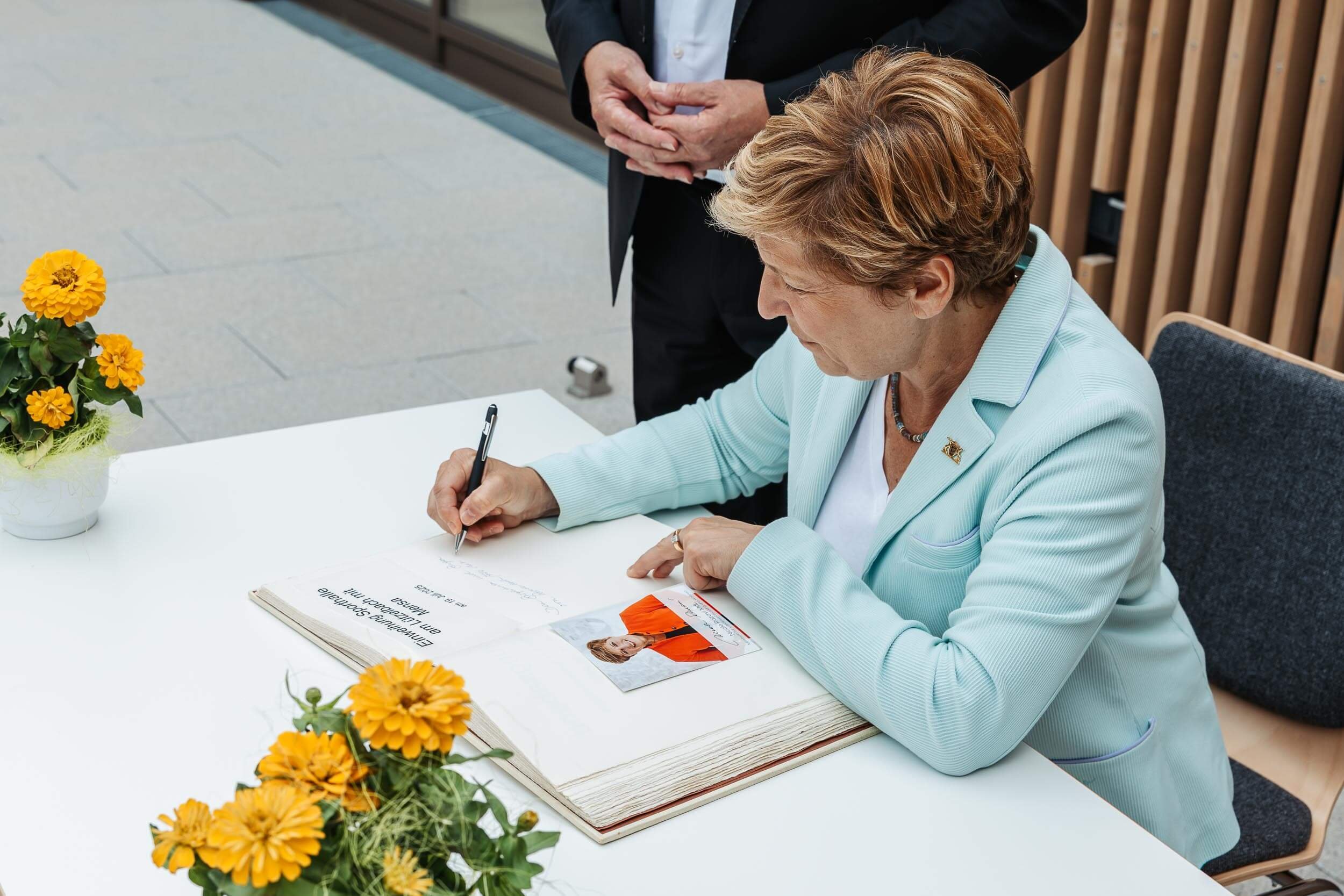 Eventfotograf-Berlin-Eroeffnung-Sporthalle-Luetzelbach-Reichenbach-Goldenes-Buch-Aufsicht.jpg