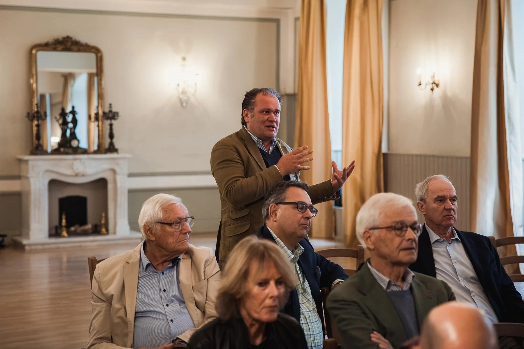 Publikumsfrage beim Podiumsgespräch im Festsaal von Kloster Hedersleben