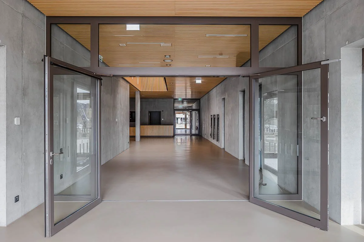 Architekturfotograf-Berlin-Sporthalle-am-Luetzelbach-Foyer-Eingangsbereich-Glastueren.jpg