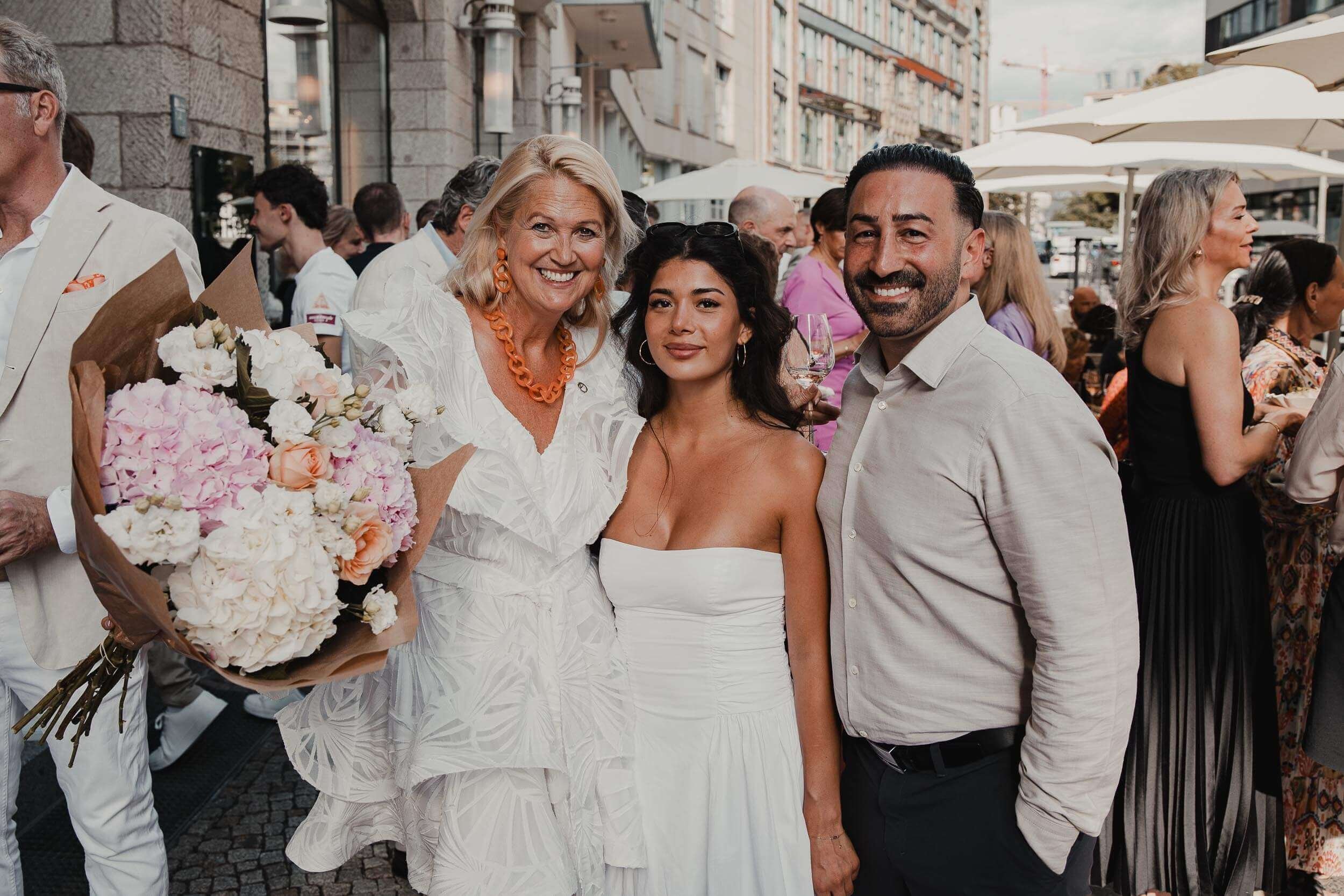 Eventfotograf-Berlin-Vernissage-Blumenstrauss-Strasse.jpg