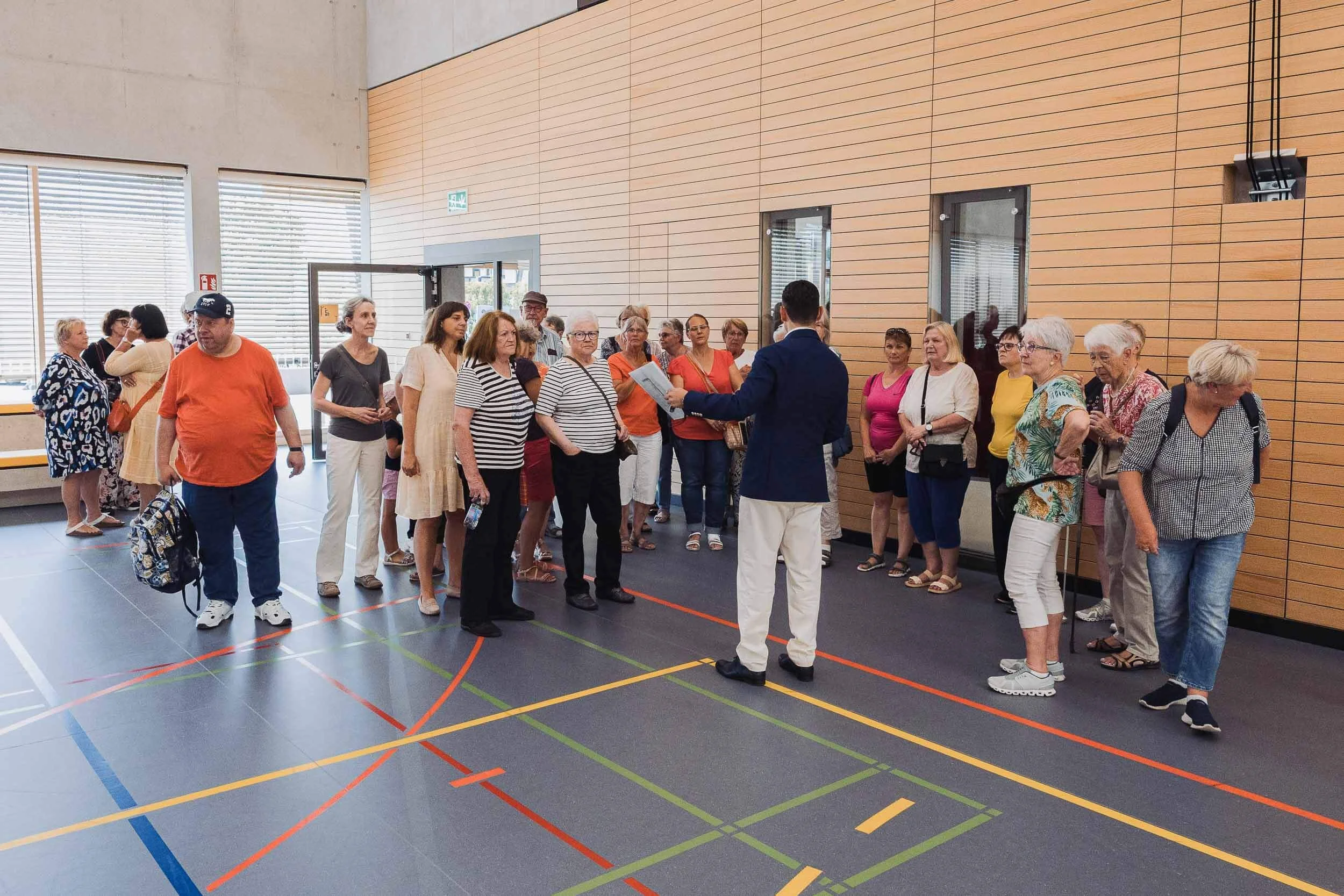 Eventfotograf-Berlin-Eroeffnung-Sporthalle-Luetzelbach-Reichenbach-Fuehrung-Hallenraum.jpg