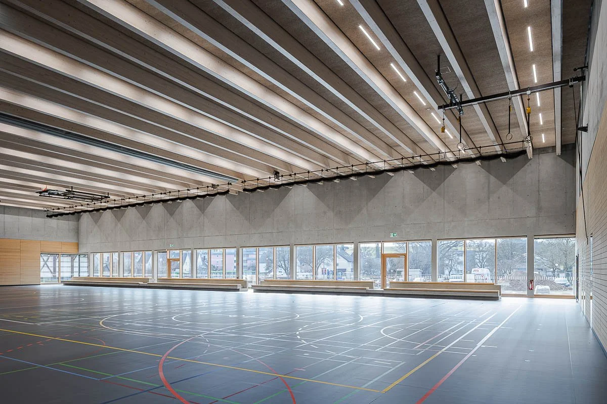 Architekturfotograf-Berlin-Sporthalle-am-Luetzelbach-Sporthalle-Sitzbaenke-Fensterfront.jpg