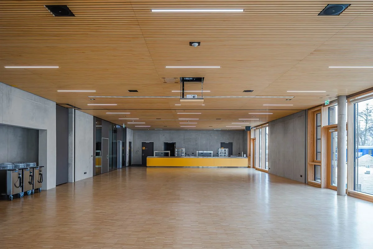 Architekturfotograf-Berlin-Sporthalle-am-Luetzelbach-Mehrzweckraum-Kantinentresen-Gelb.jpg