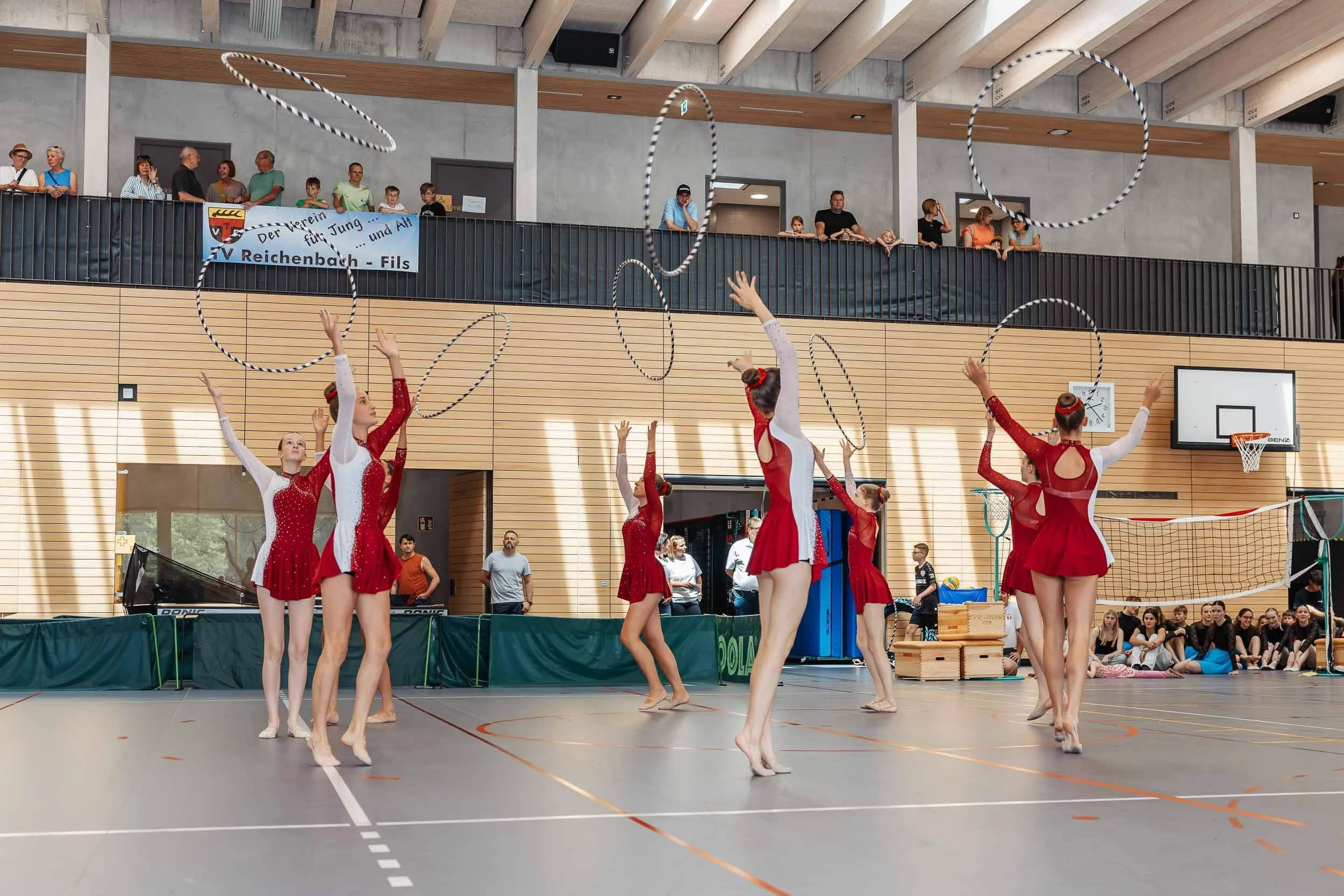 Eventfotograf-Berlin-Eroeffnung-Sporthalle-Luetzelbach-Reichenbach-Vorfuehrung-Gymnastik-Reifen.jpg