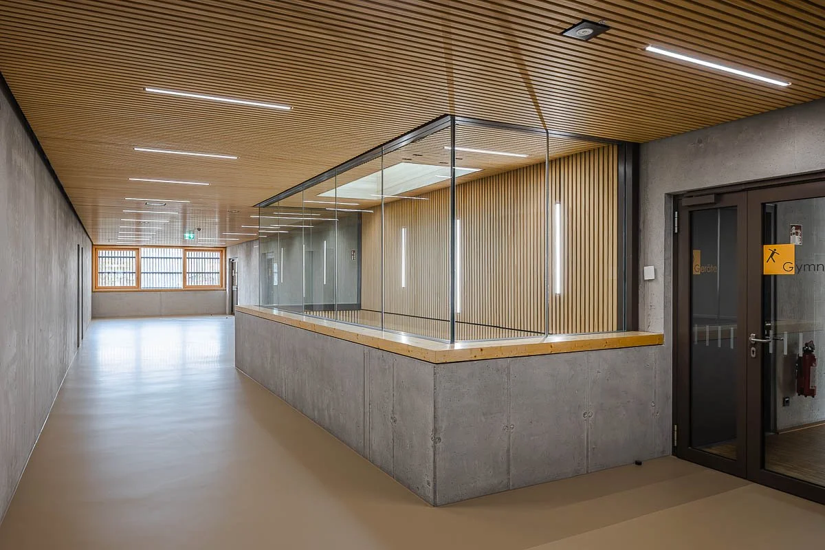 Architekturfotograf-Berlin-Sporthalle-am-Luetzelbach-Flur-Glasbruestung-Gymnastikraum.jpg