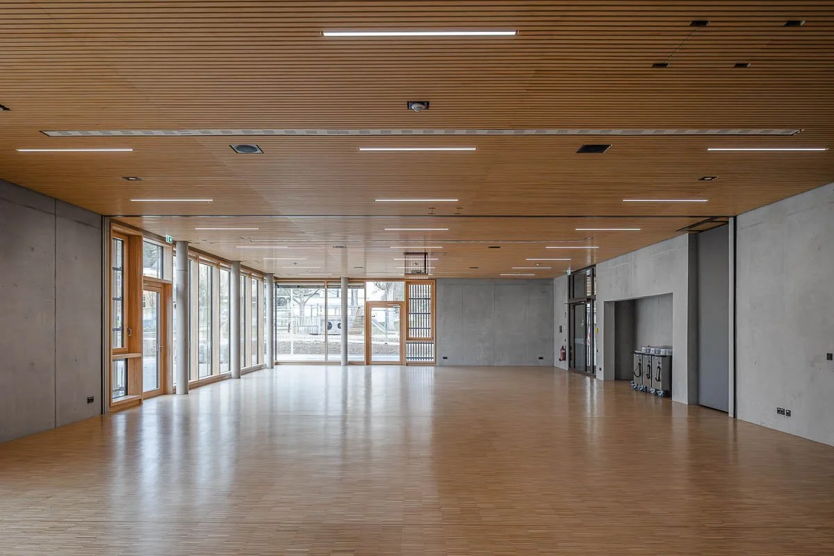 Architekturfotograf-Berlin-Sporthalle-am-Luetzelbach-Mehrzweckraum-Parkettboden-Fensterfront.jpg