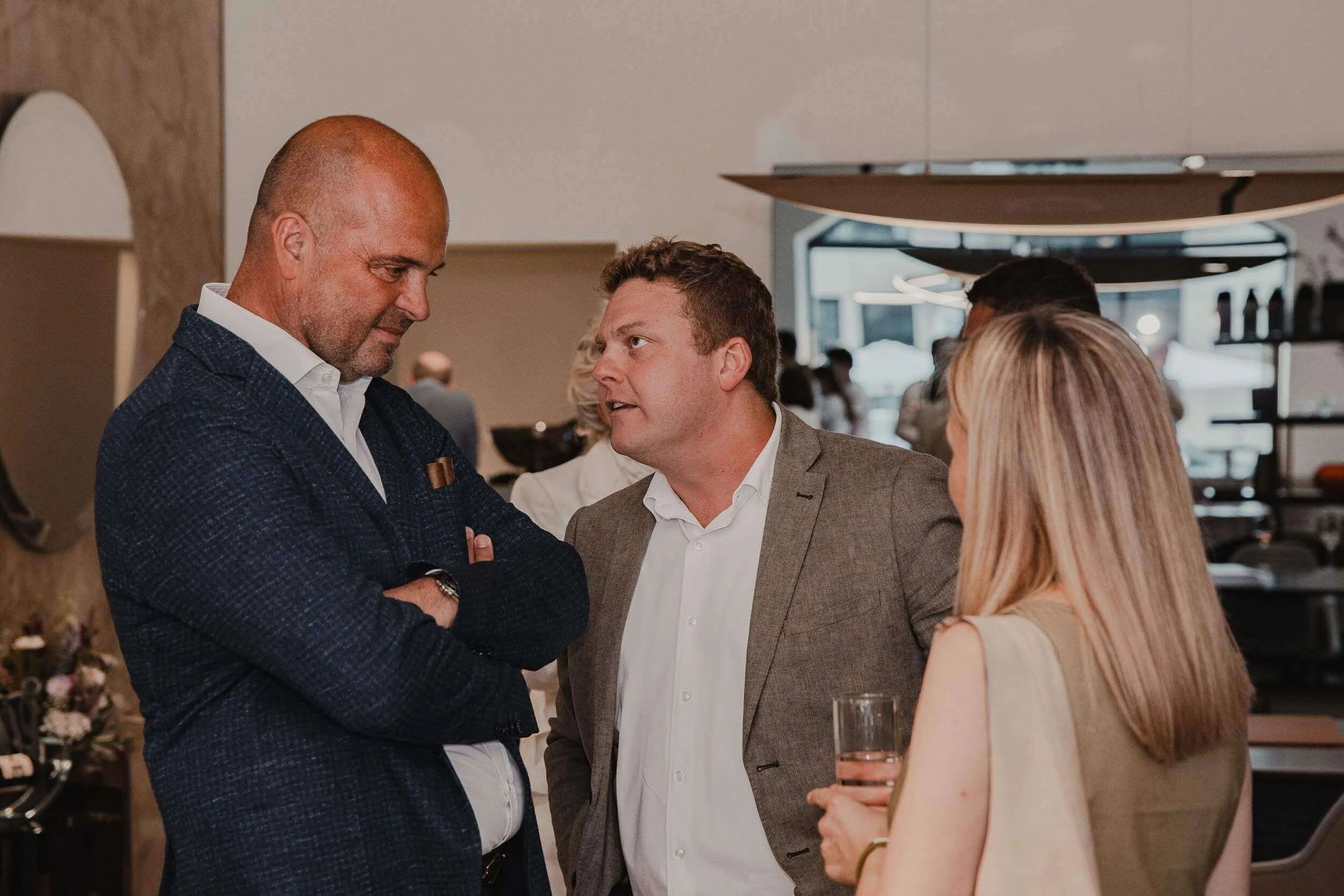 Eventfotograf-Berlin-Vernissage-Gespraech-Anzug.jpg