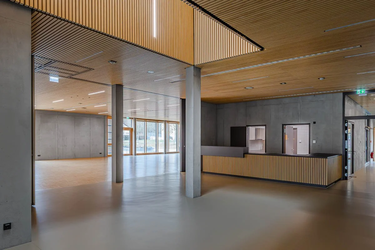Architekturfotograf-Berlin-Sporthalle-am-Luetzelbach-Foyer-Empfangsbereich-Sichtbeton.jpg