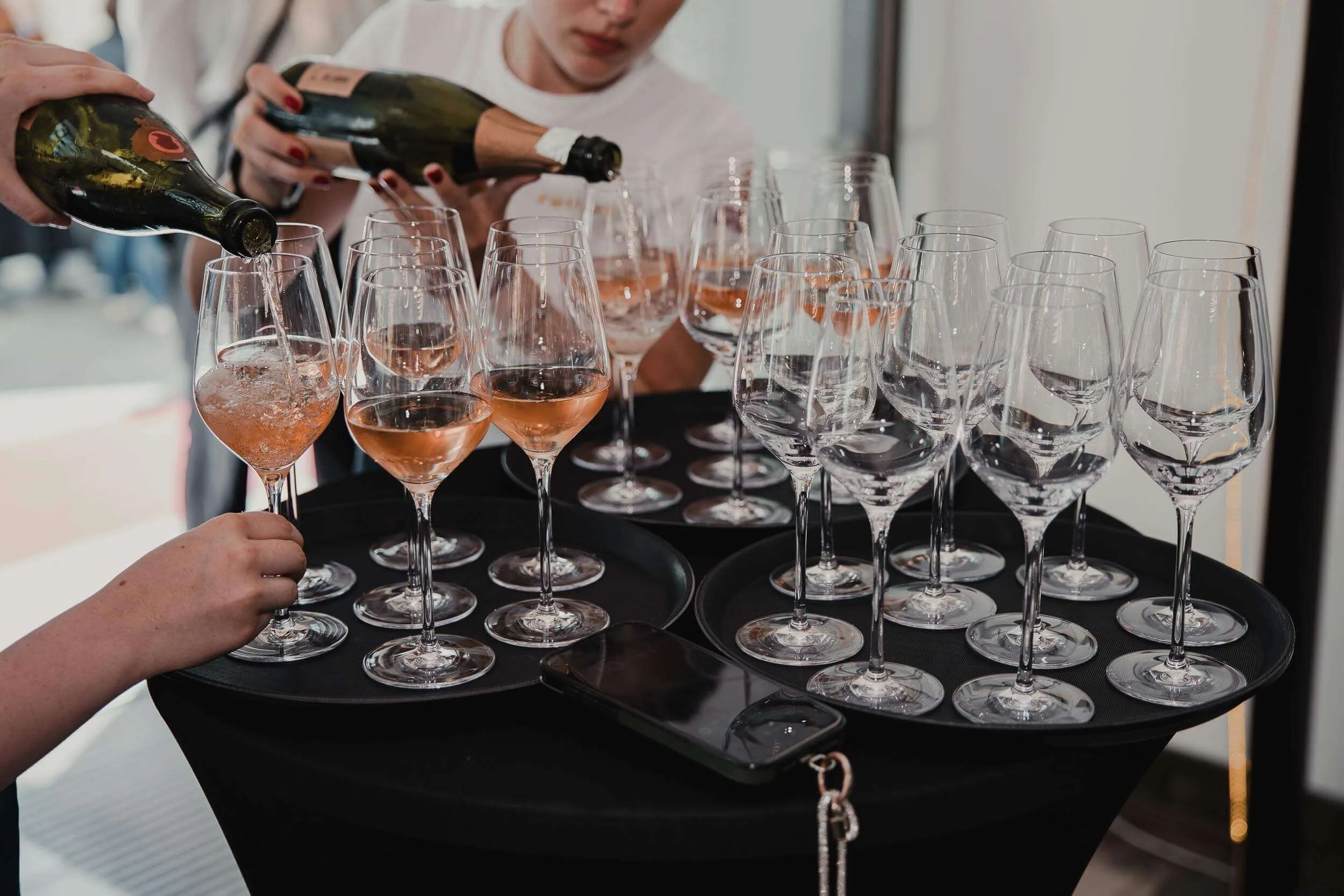 Eventfotograf-Berlin-Vernissage-Glaeser-Einschenken.jpg