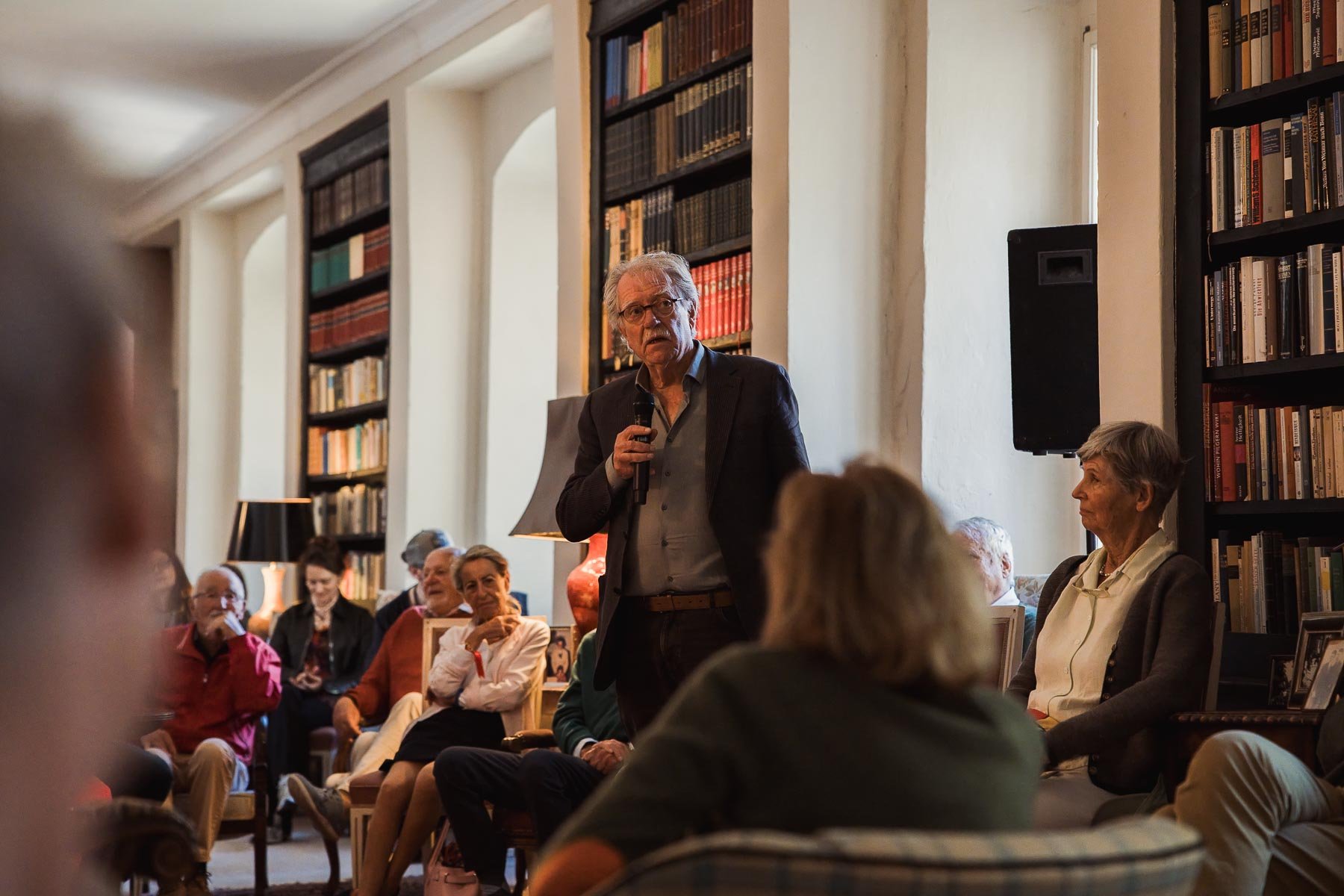 Dr. Günter Müchler spricht bei „Grand Tour I“ vor dem Publikum in der Klosterbibliothek