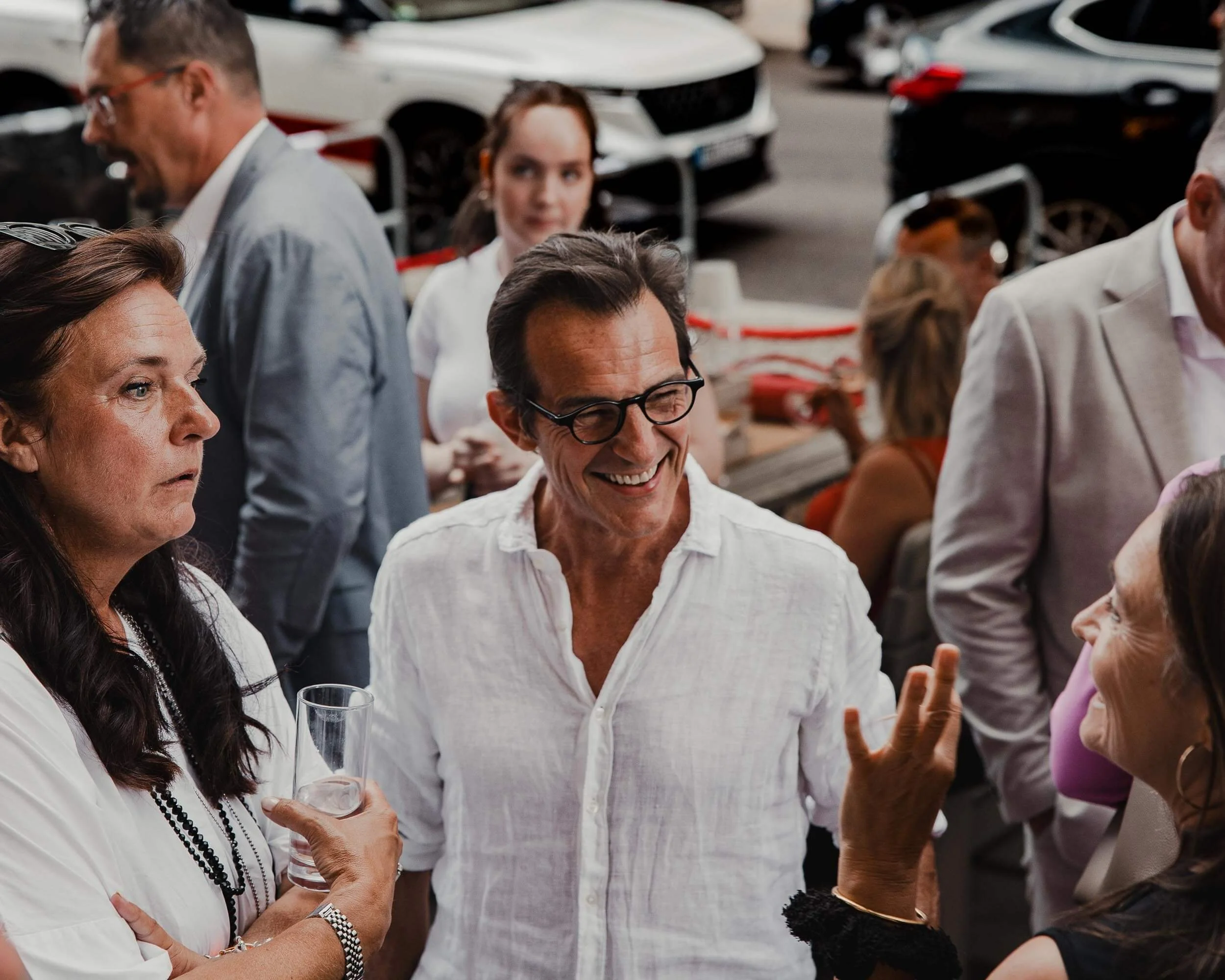 Eventfotograf Berlin: Gäste im Gespräch bei einer Abendveranstaltung im Freien