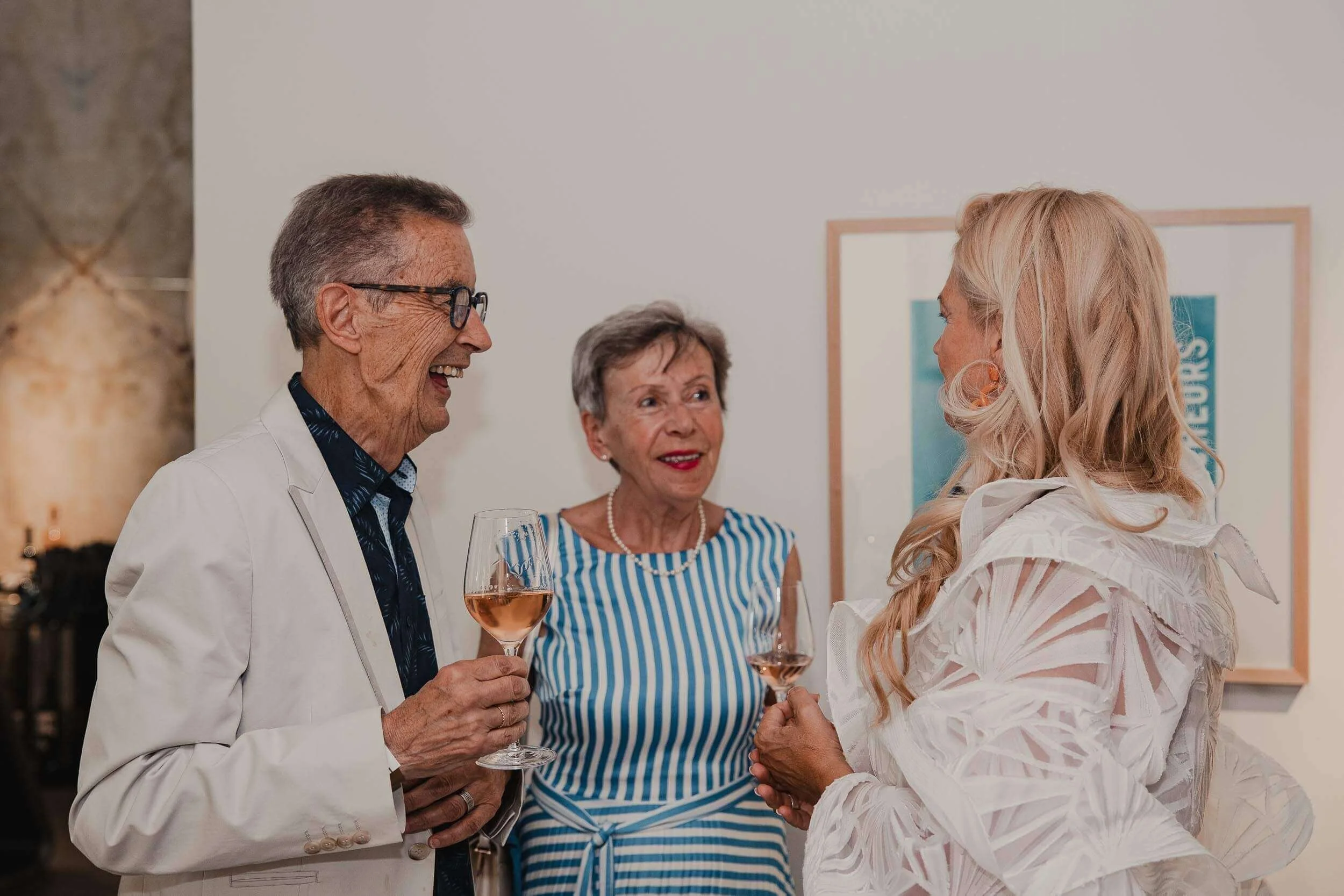Eventfotograf-Berlin-Vernissage-Gestreiftes-Kleid.jpg