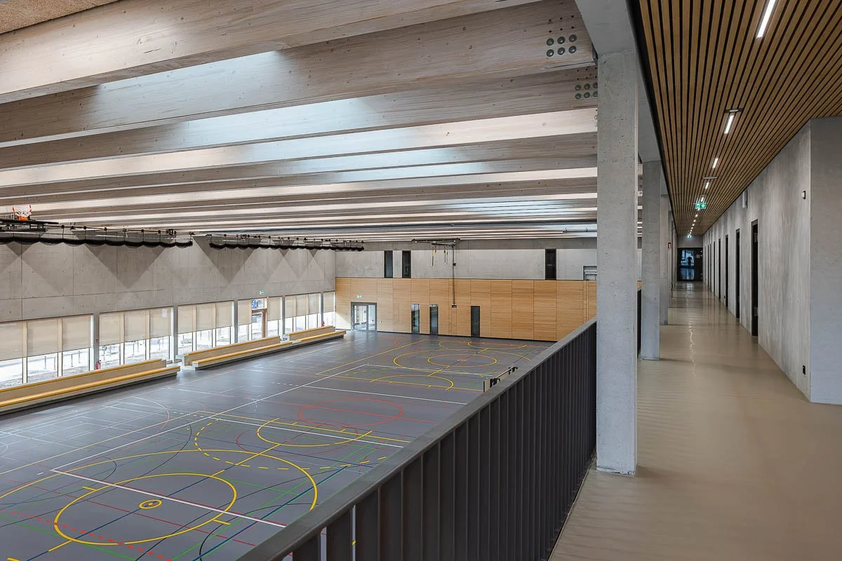Architekturfotograf Berlin: Blick von der Empore auf Spielfeld und Flur der Sporthalle am Lützelbach