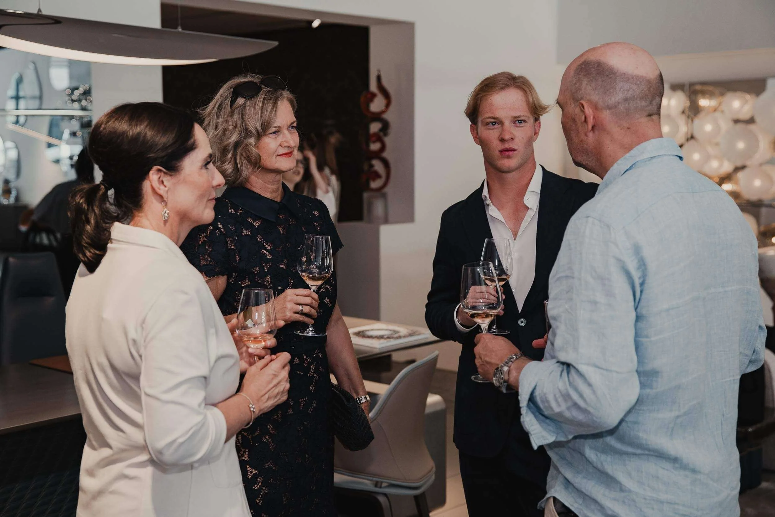 Eventfotograf-Berlin-Vernissage-Gruppe-Gespraech.jpg