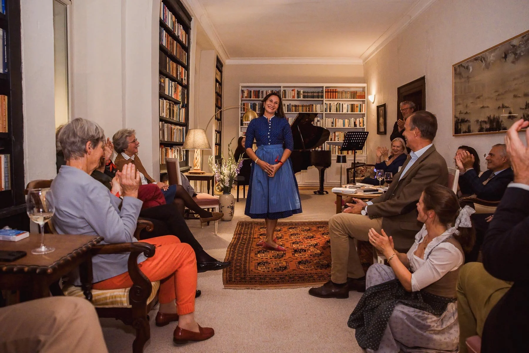 Open Stage in der Langen Nacht im Kloster: Sängerin im Dirndl in der Bibliothek