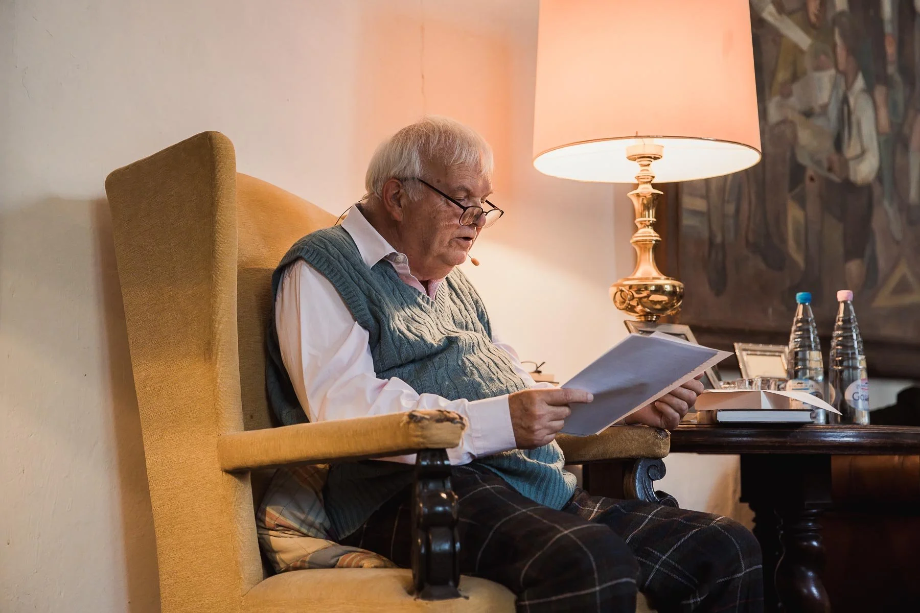 Dr. Michael Reynolds liest bei „Grand Tour I“ im Ohrensessel in der Bibliothek von Kloster Hedersleben