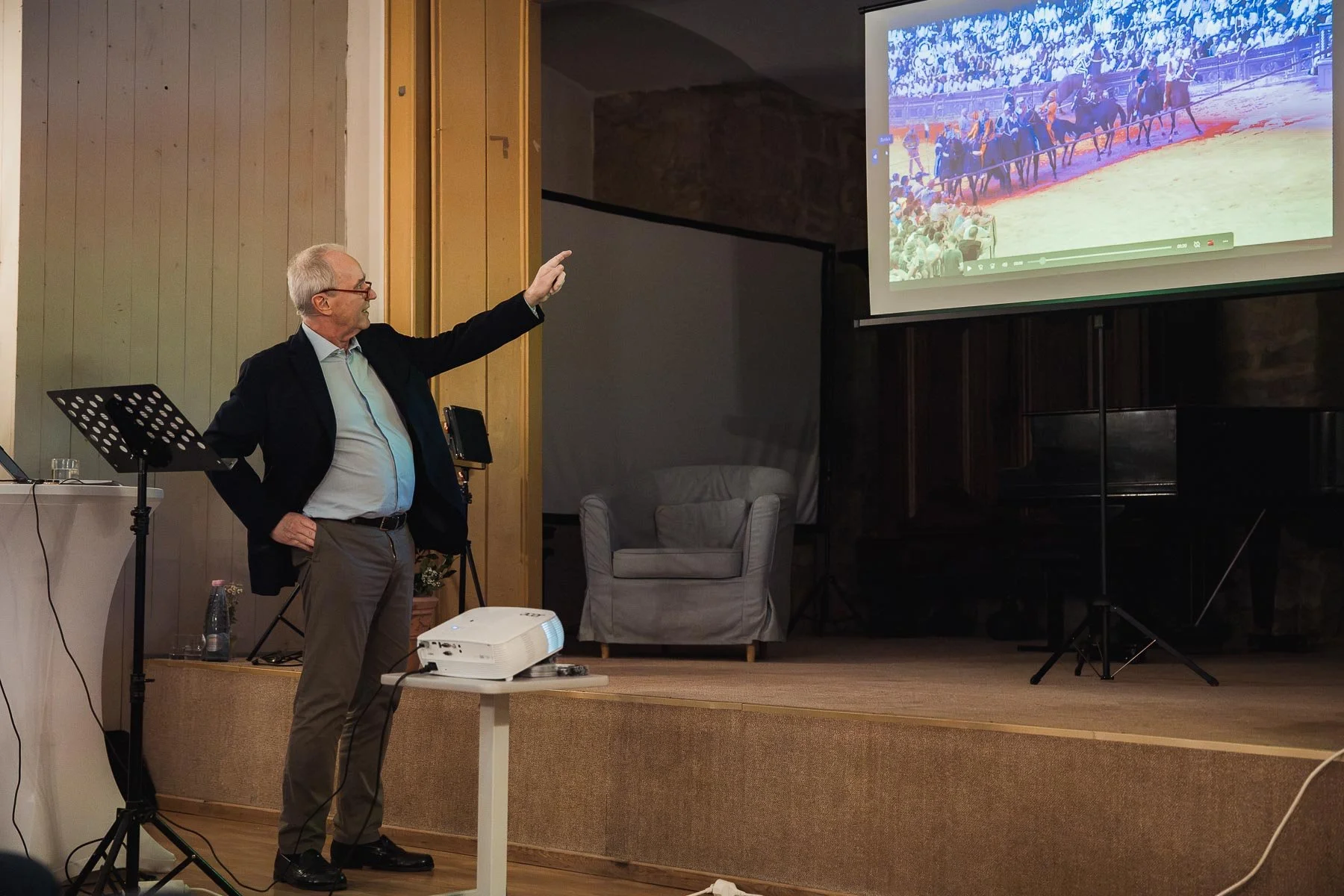 Prof. Karl-Ludwig Kley bei seinem Vortrag über den Palio von Siena