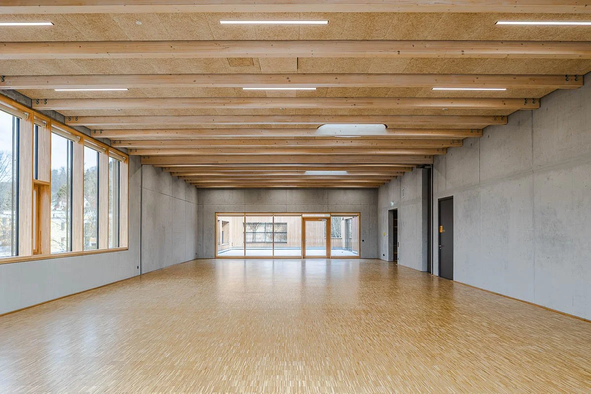 Architekturfotograf-Berlin-Sporthalle-am-Luetzelbach-Mehrzweckraum-Obergeschoss-Holzbalkendecke.jpg