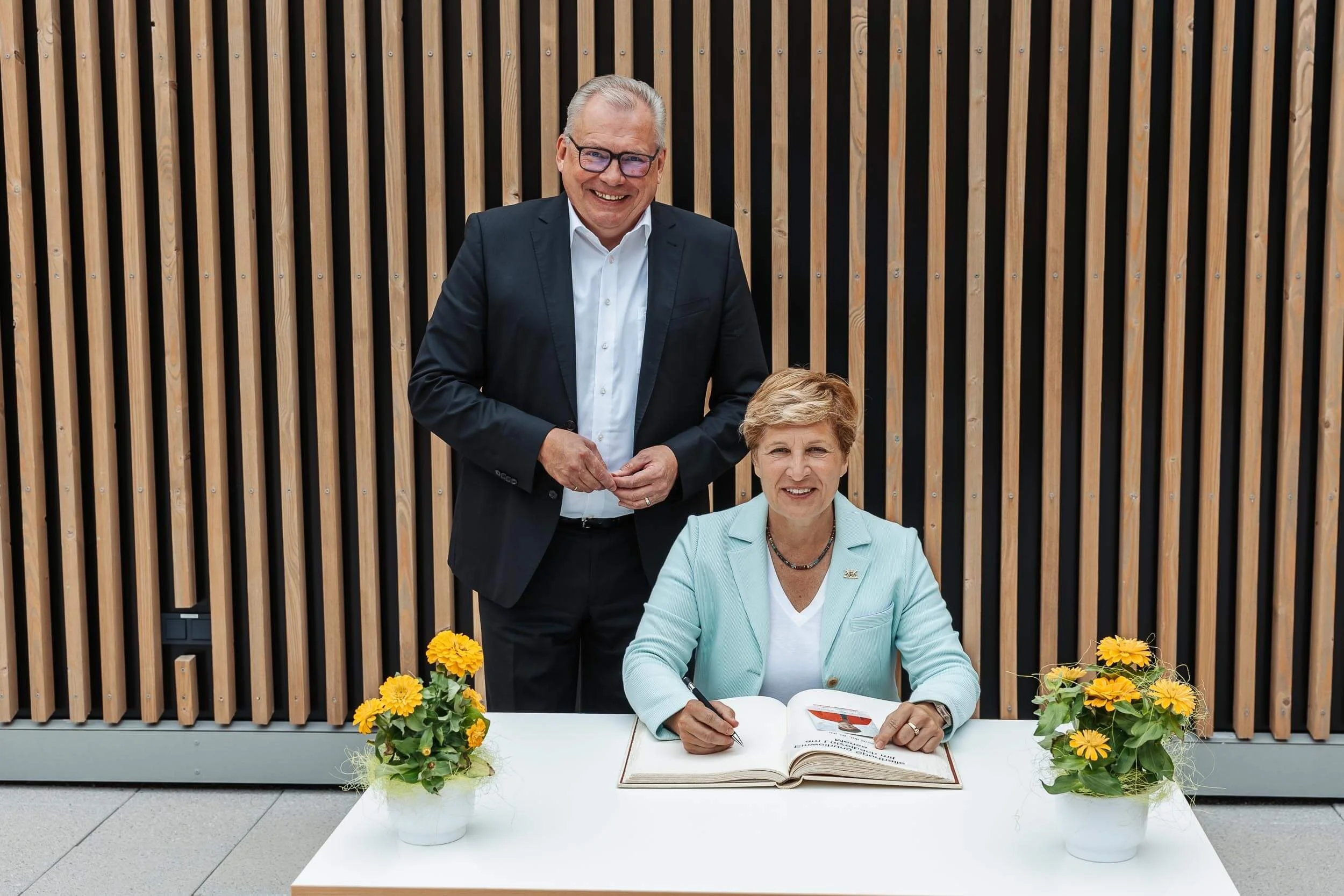 Eventfotograf Berlin: Bürgermeister und Bauministerin beim Eintrag ins Goldene Buch der Gemeinde