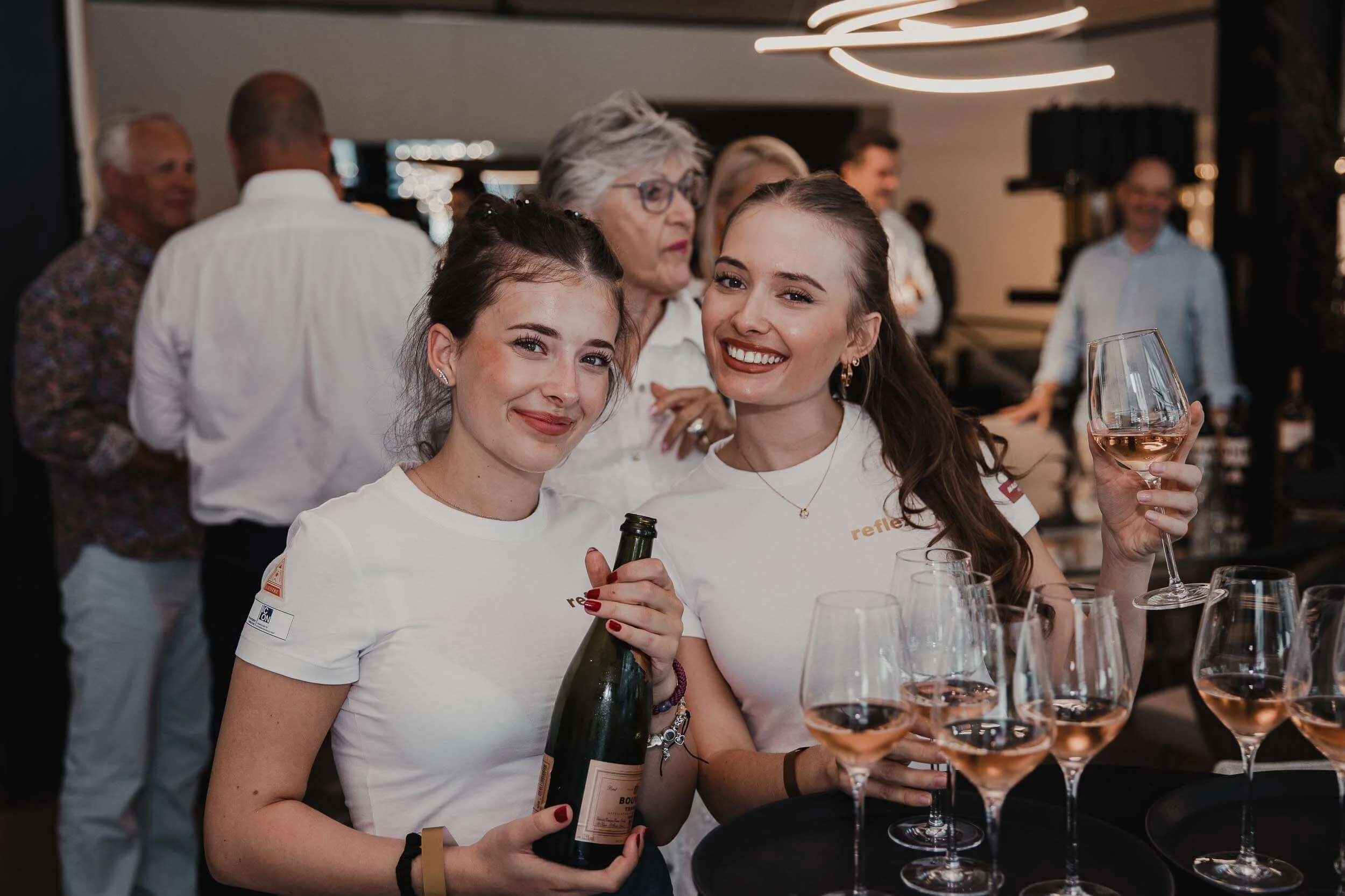 Eventfotograf-Berlin-Vernissage-Service-Sekt.jpg