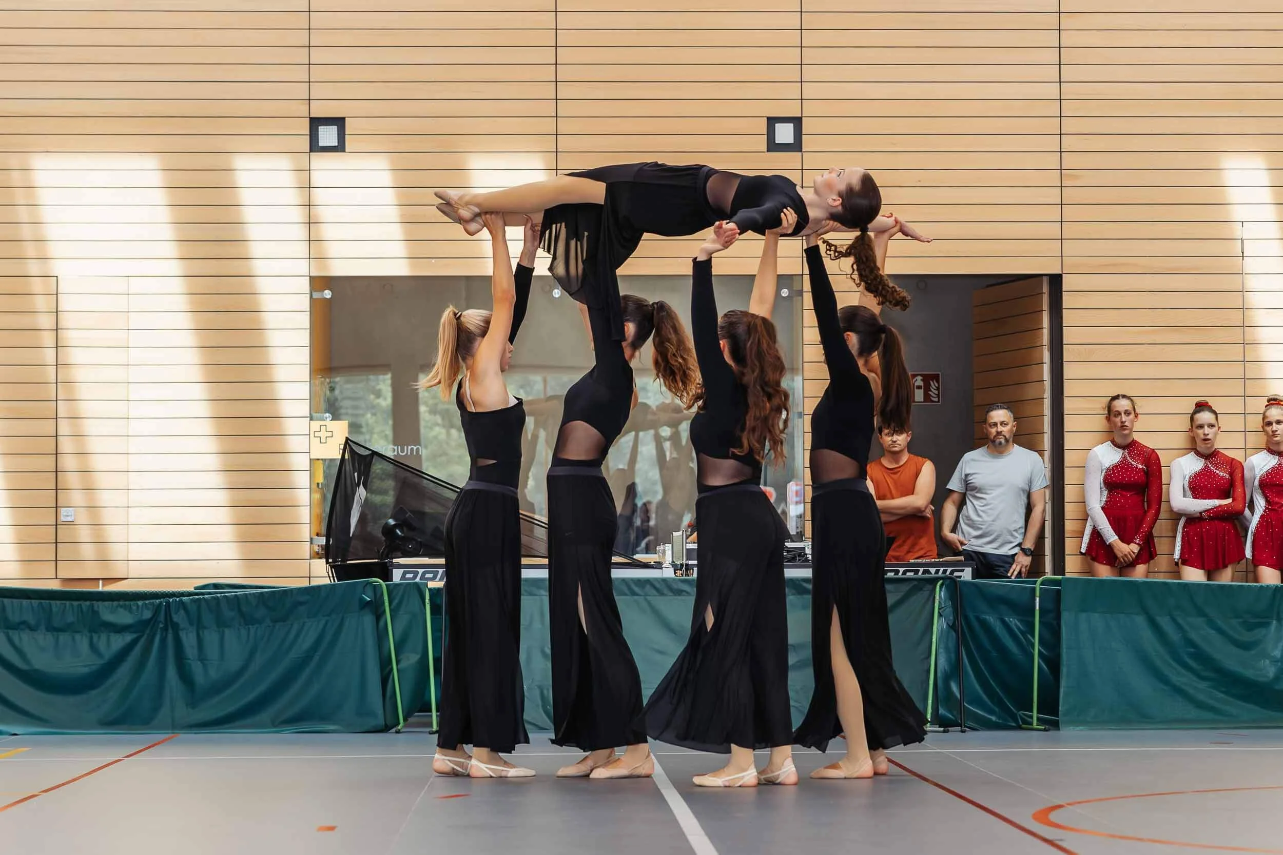 Eventfotograf-Berlin-Eroeffnung-Sporthalle-Luetzelbach-Reichenbach-Vorfuehrung-Tanzgruppe-Hebefigur.jpg
