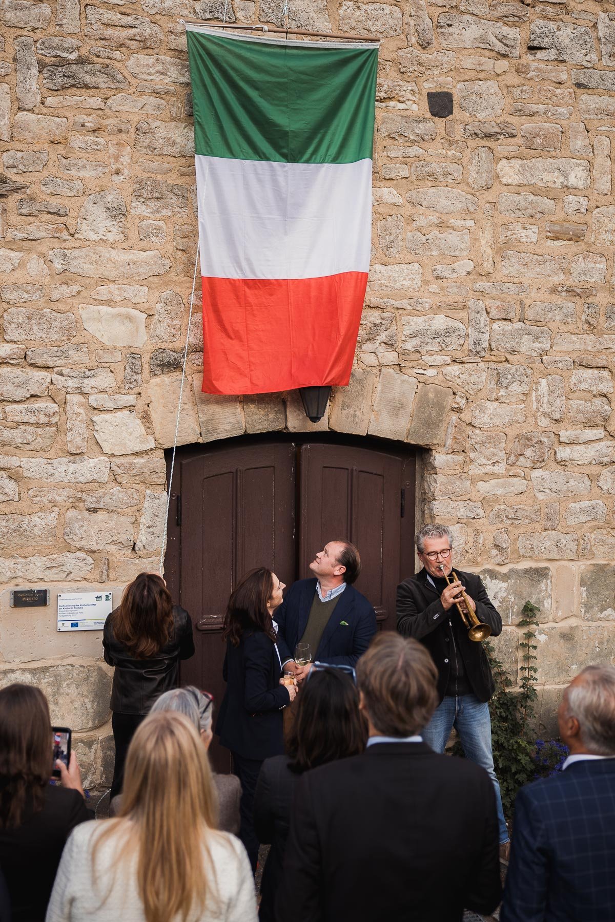 Italienische Flagge über der Tür von St. Trinitatis zur Eröffnung der Kulturtage Kloster Hedersleben 2026