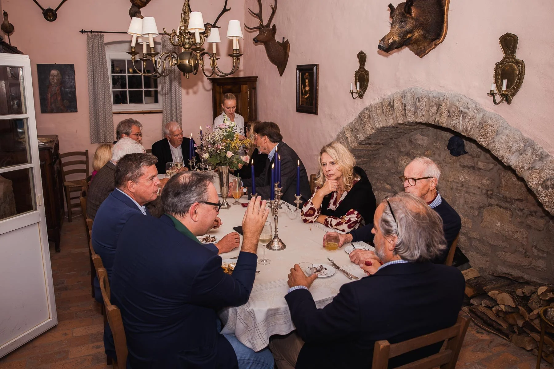 Tafelrunde unter Kronleuchter und Geweihen bei der Italienischen Küchenparty