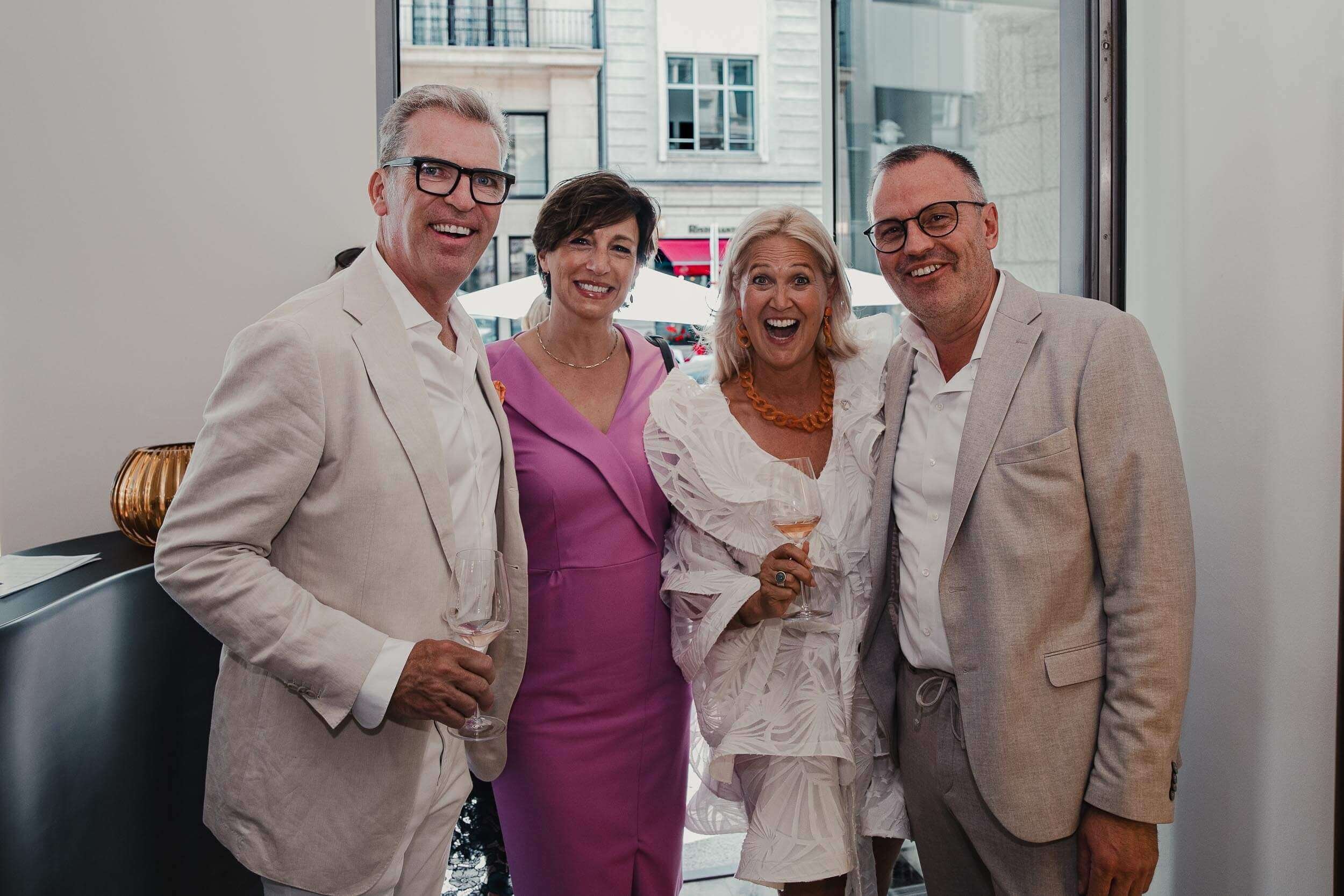Eventfotograf-Berlin-Vernissage-Gruppenfoto-Vier-Gaeste.jpg
