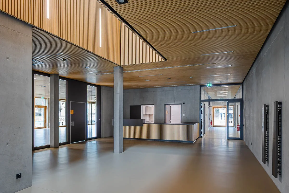 Architekturfotograf-Berlin-Sporthalle-am-Luetzelbach-Foyer-Empfangstresen-Holzlamellen.jpg