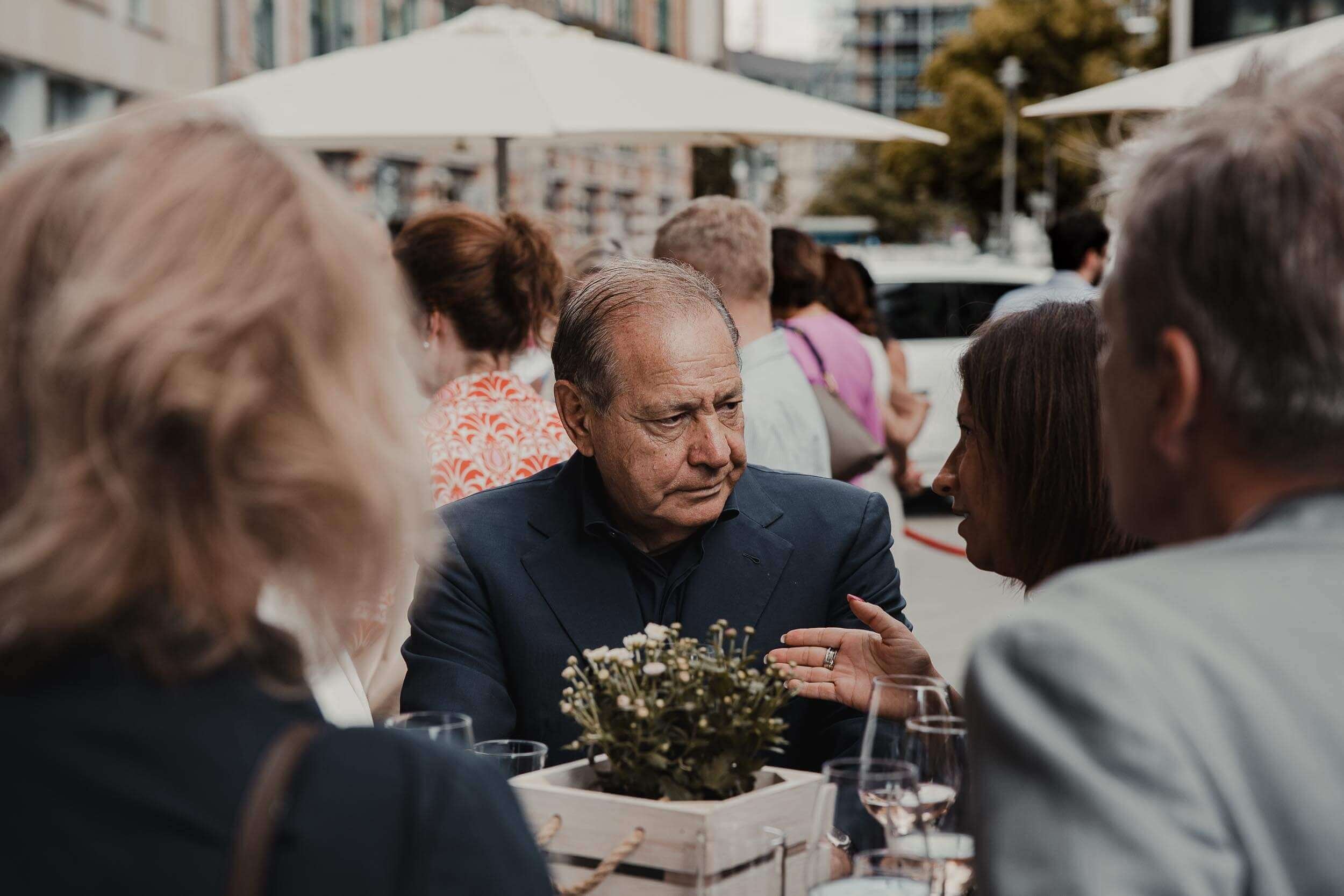 Eventfotograf-Berlin-Vernissage-Strasse-Blumenkasten.jpg