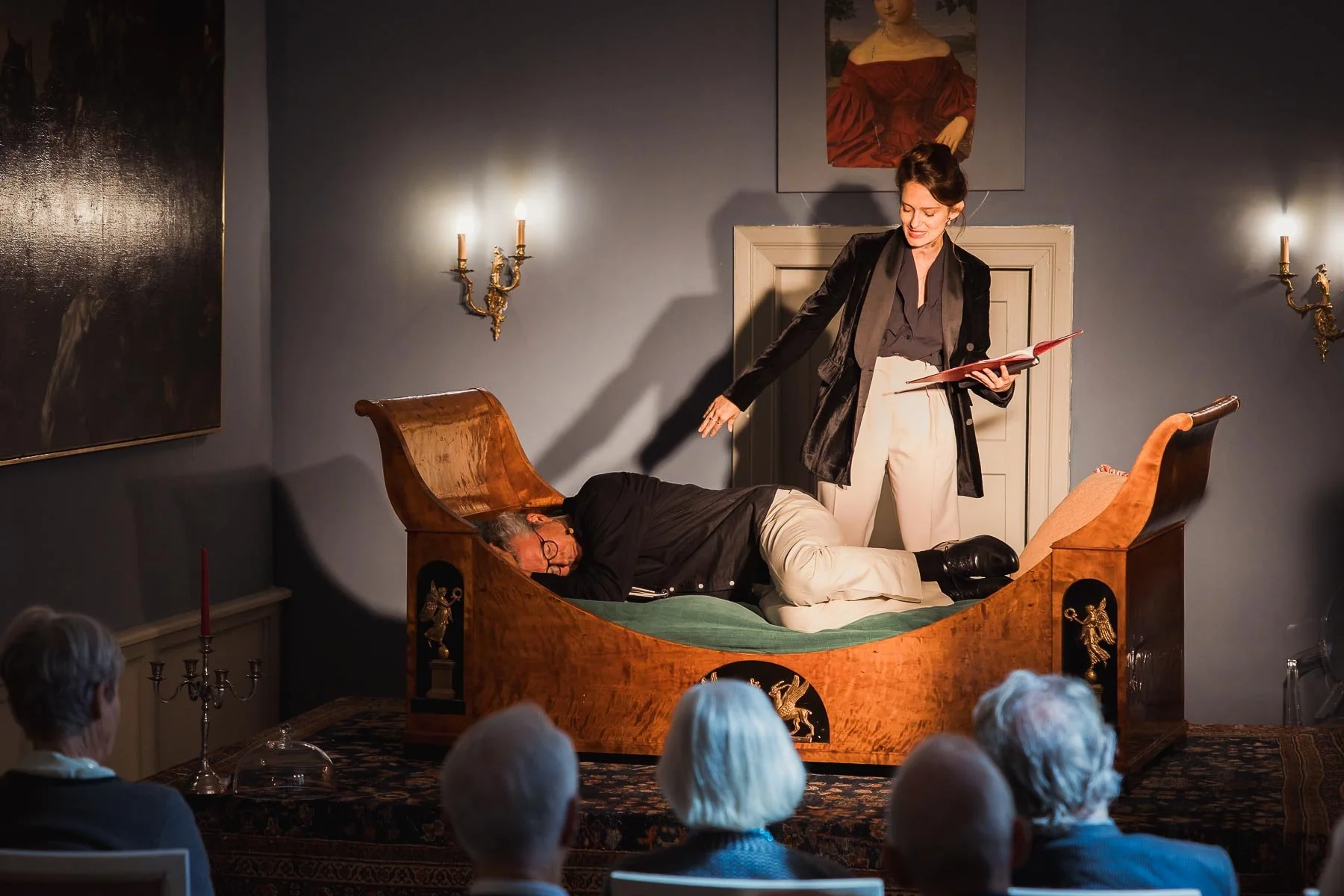 Alma Hasun und Christian Nickel bei der szenischen Lesung „Goethes Amouren“ am historischen Goethebett