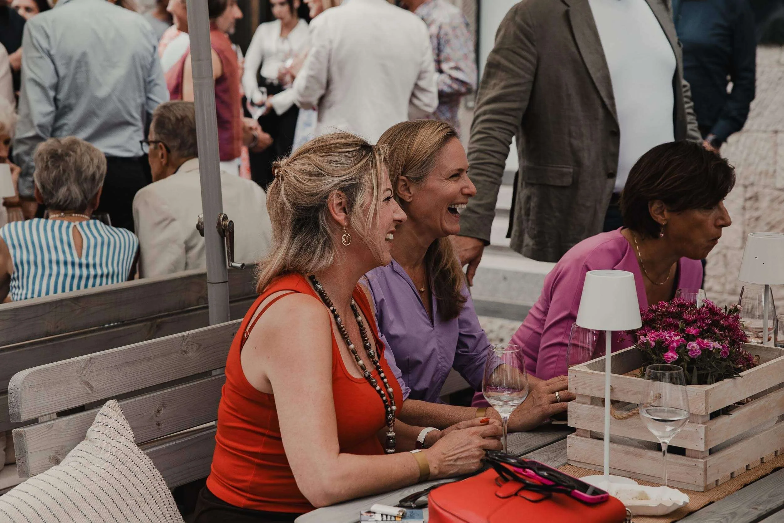 Eventfotograf-Berlin-Vernissage-Terrasse-Lachen.jpg