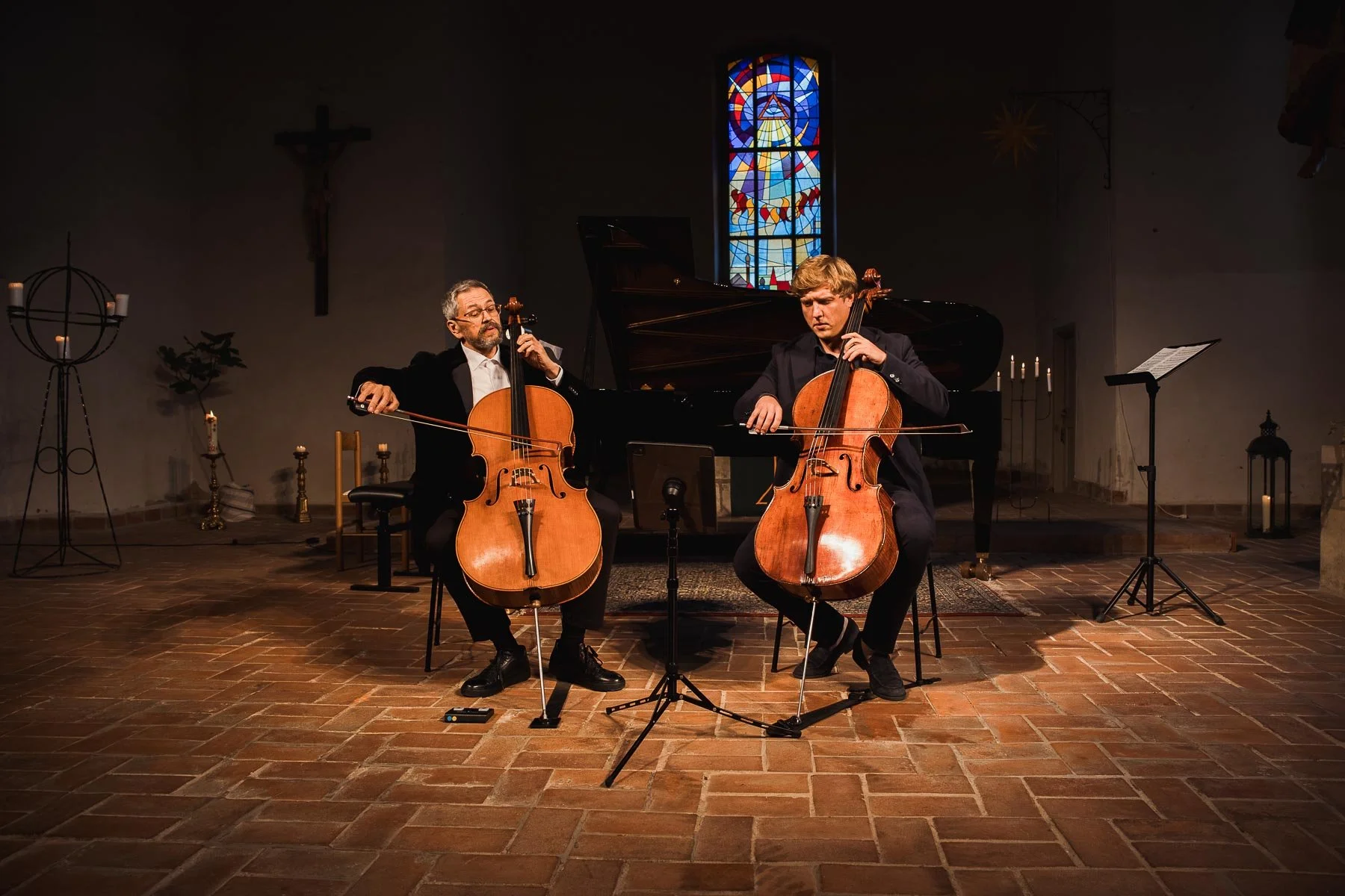 Leonid Gorokhov und Aleksey Shadrin spielen Boccherinis Sonate für zwei Celli