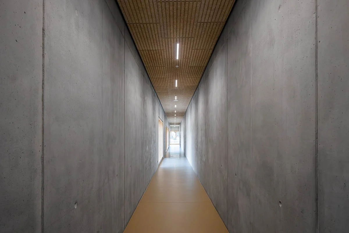 Architekturfotograf-Berlin-Sporthalle-am-Luetzelbach-Verbindungsgang-Sichtbeton.jpg